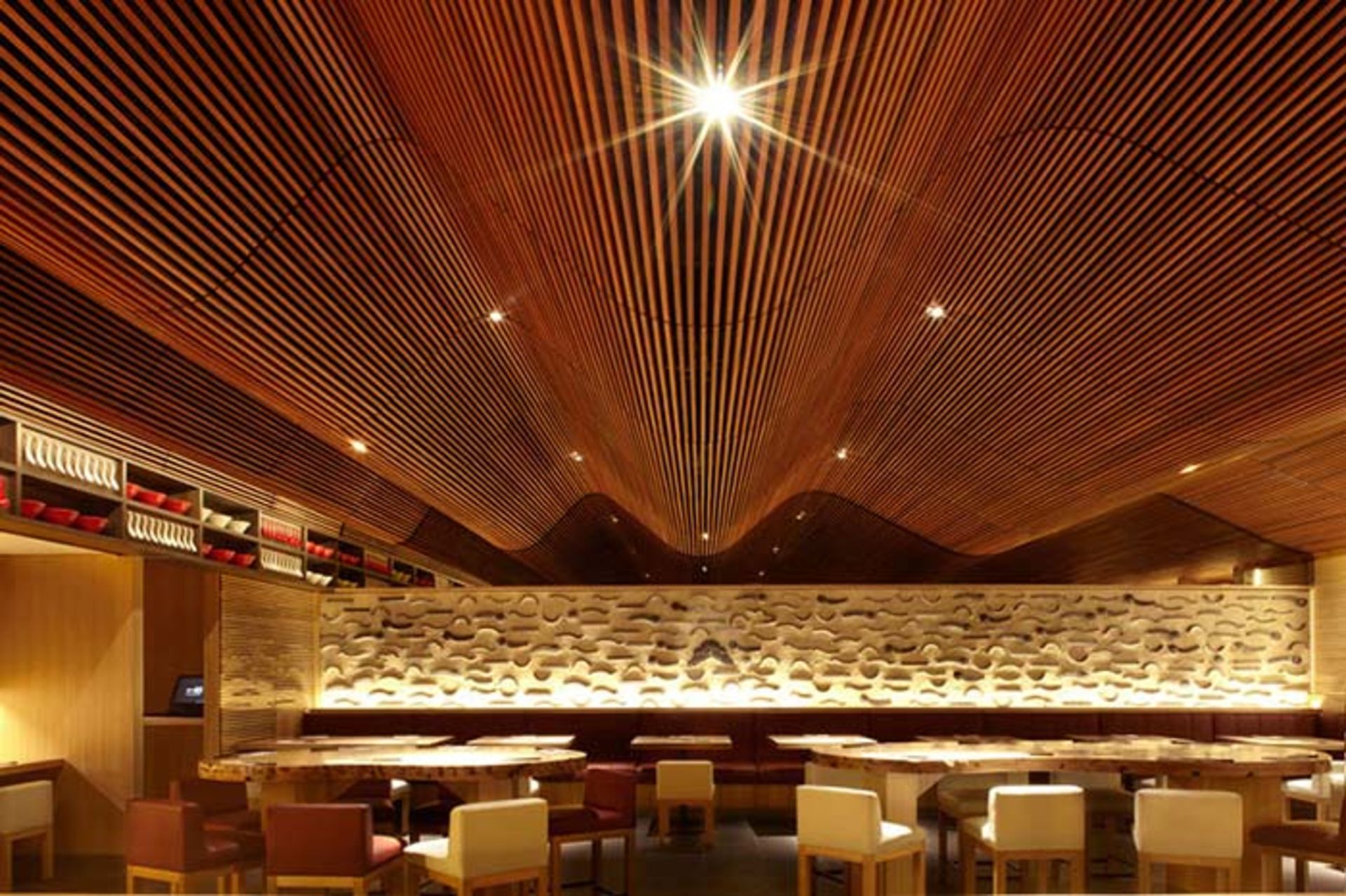 استفاده‌ی خلاقانه از چوب در سقف بنا