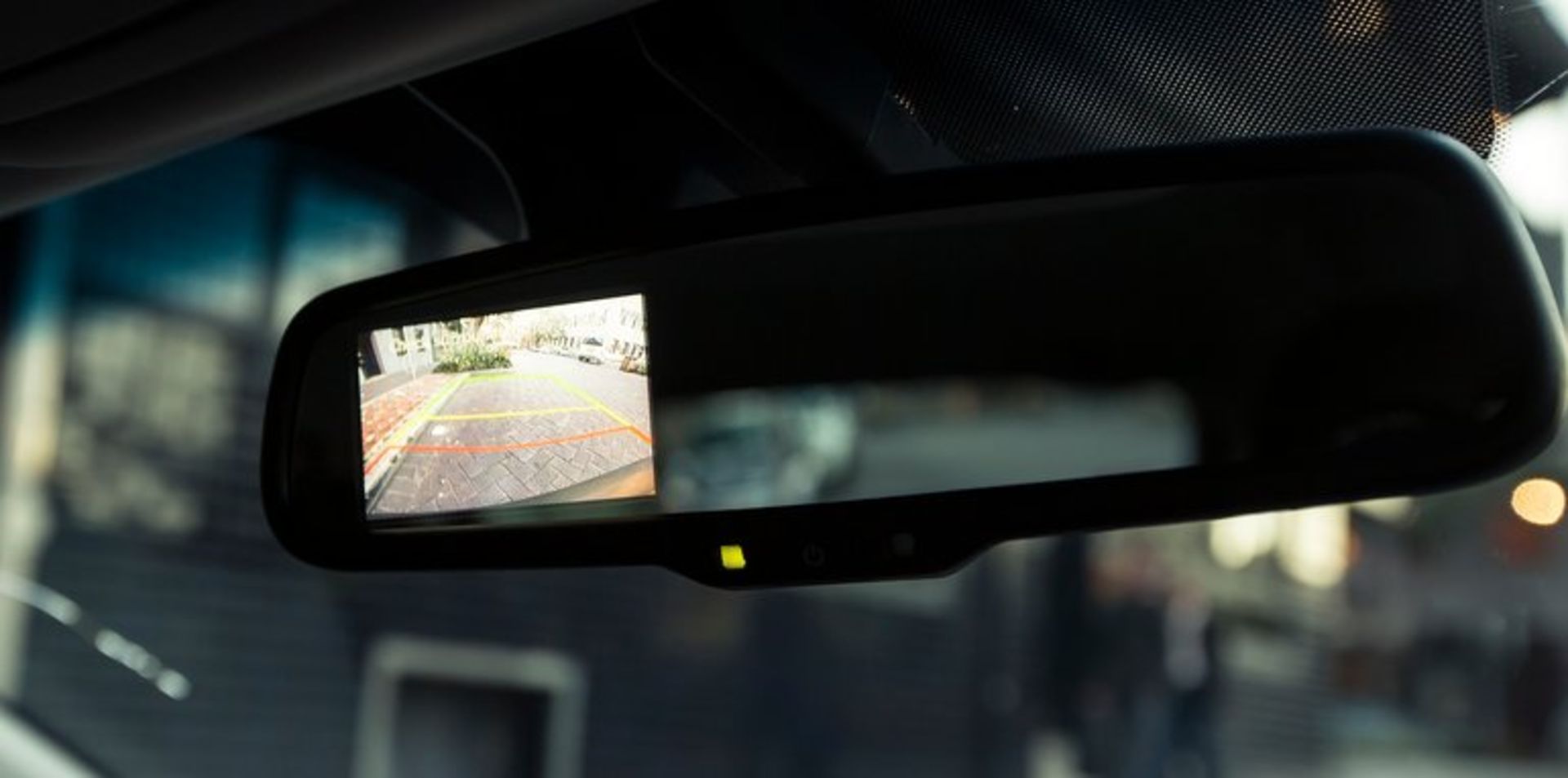 مانیتور در آینه‌ی عقب