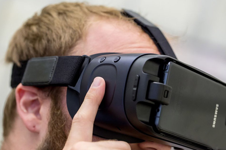 تماشا کنید: نگاه نزدیک به هدست واقعیت مجازی Gear VR‌ جدید سامسونگ - زومیت