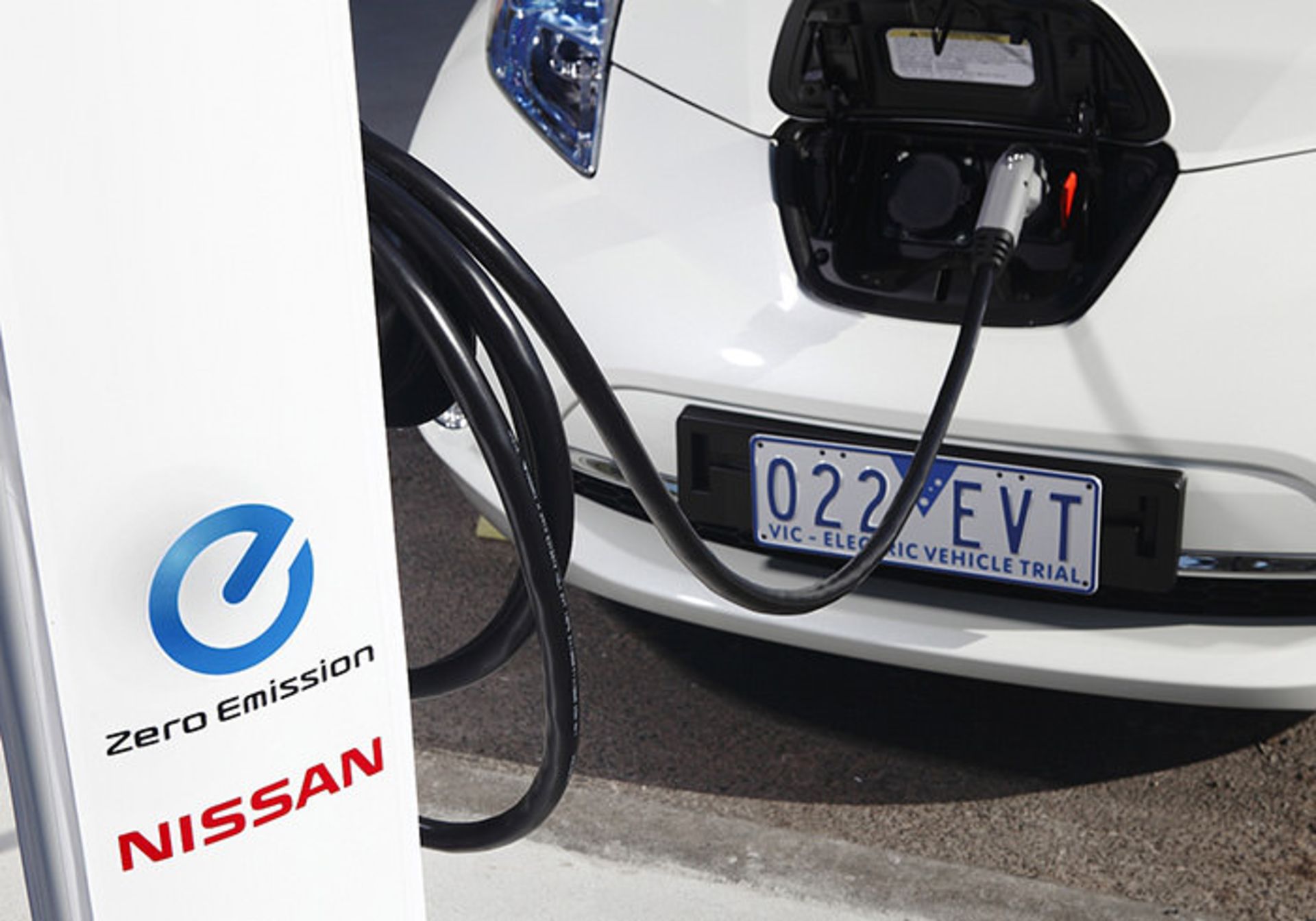 نیسان لیف / nissan leaf