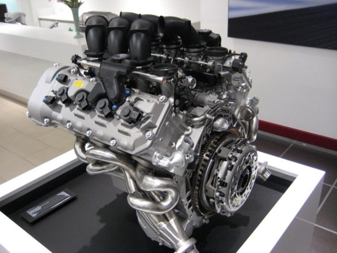 پیشرانه‌ی ۸ سیلندر خودروی BMW E92 M3