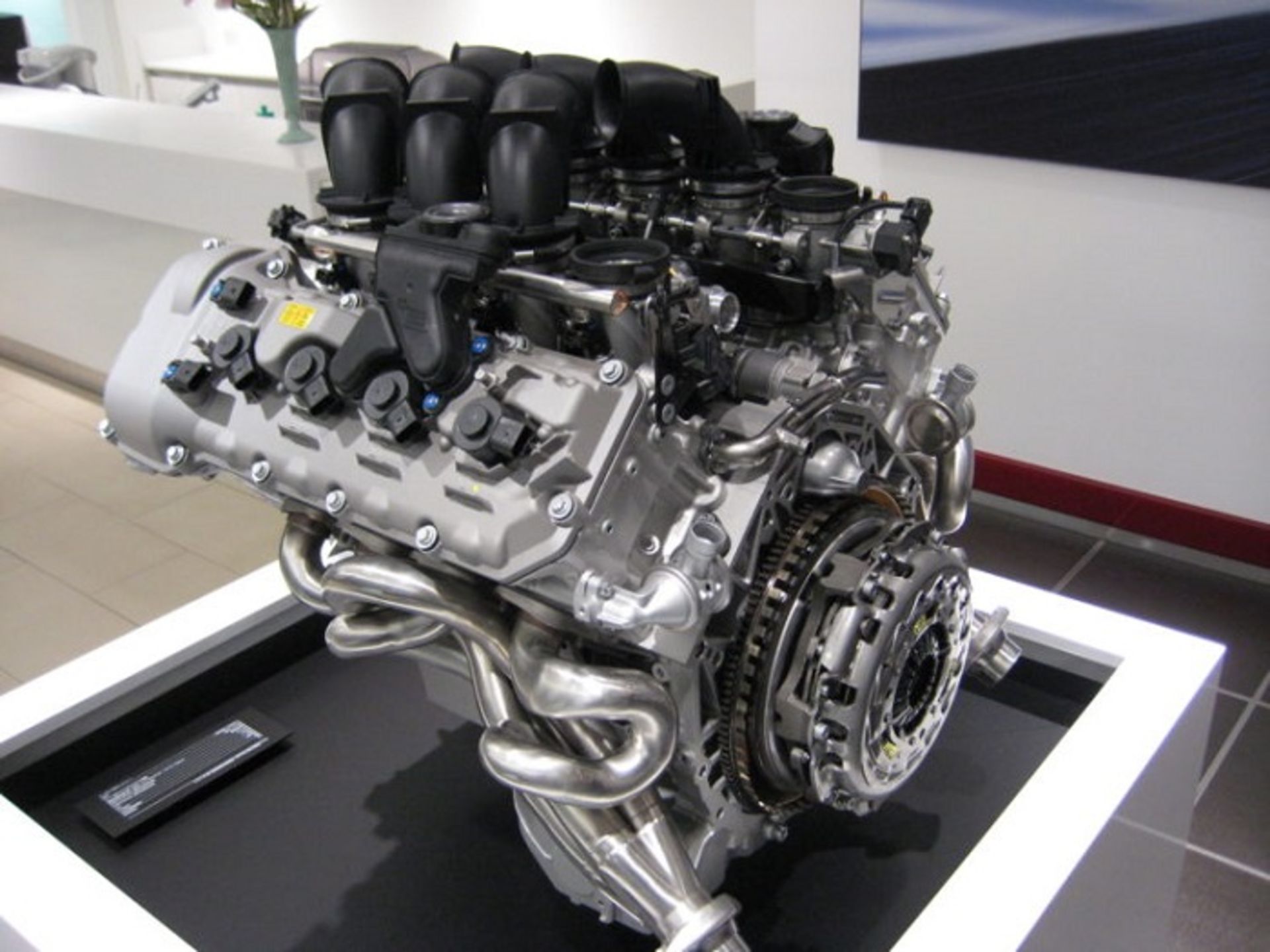 پیشرانه‌ی ۸ سیلندر خودروی BMW E92 M3