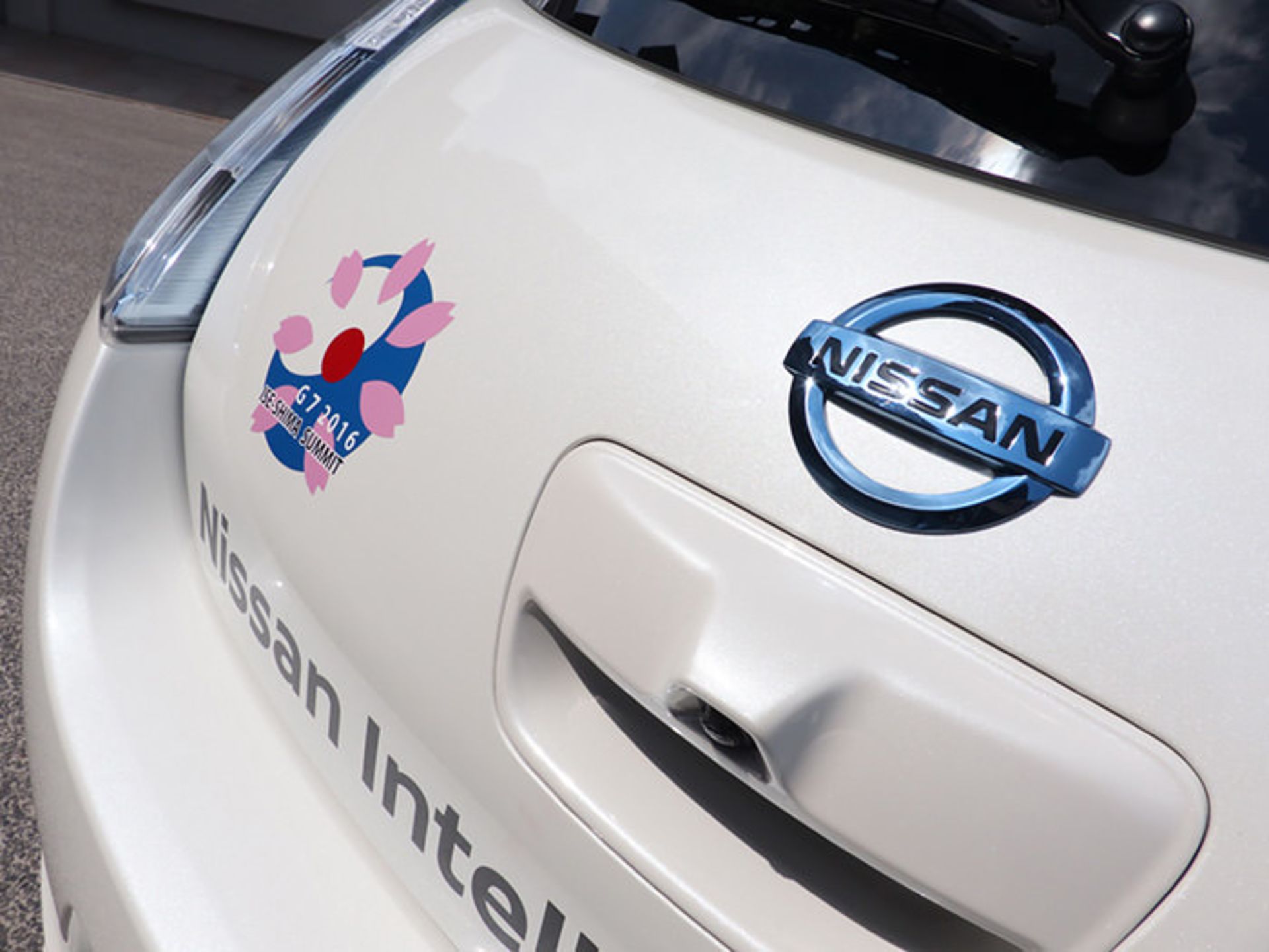 نیسان لیف / nissan leaf