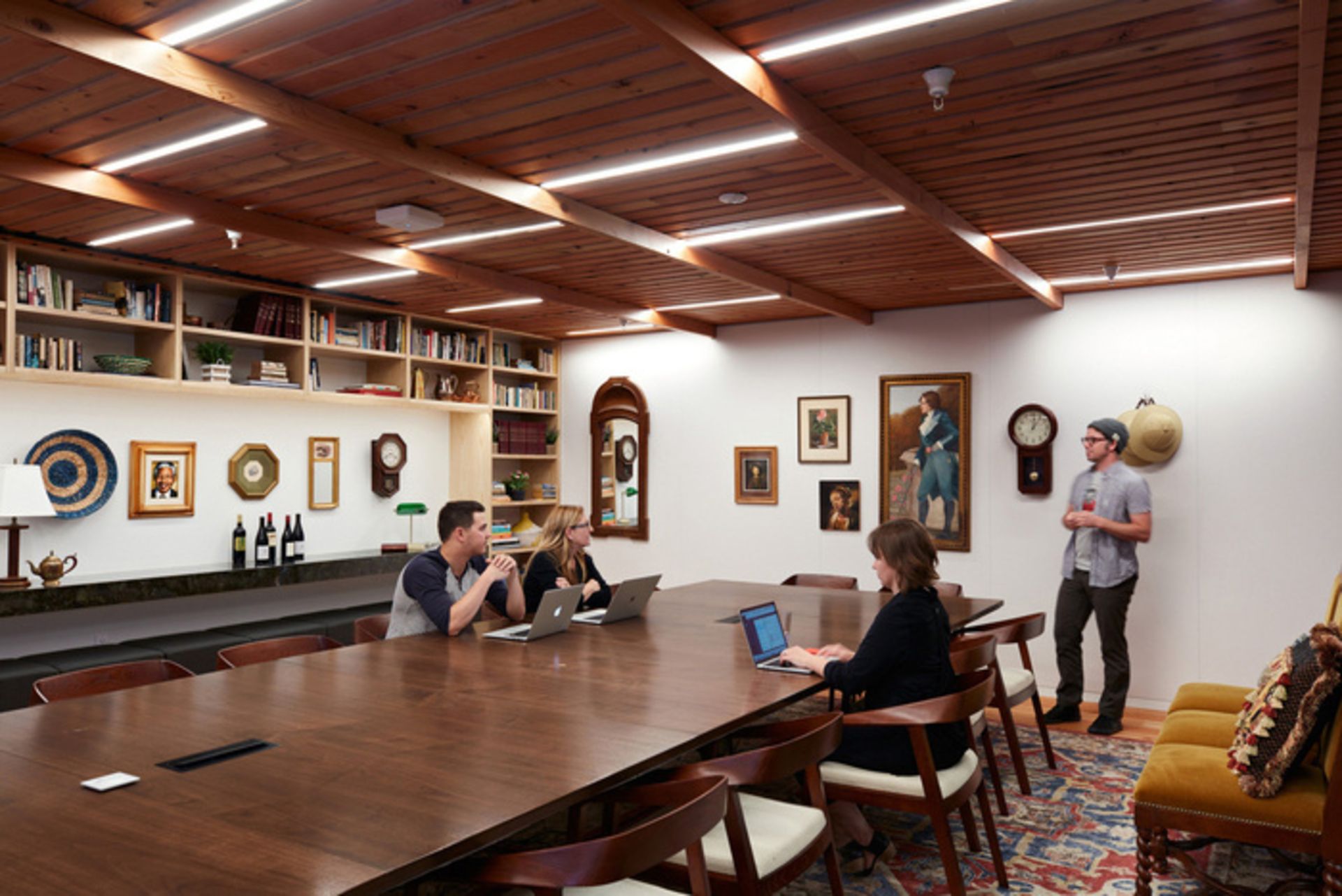 دفتر کار airbnb