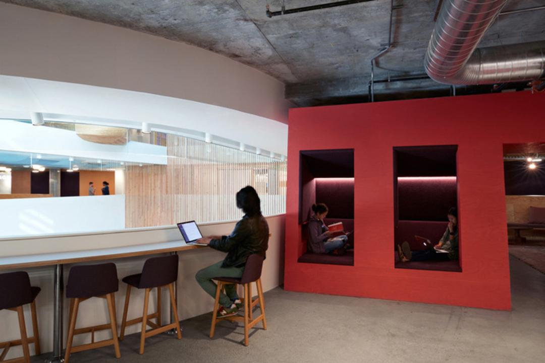 دفتر کار airbnb