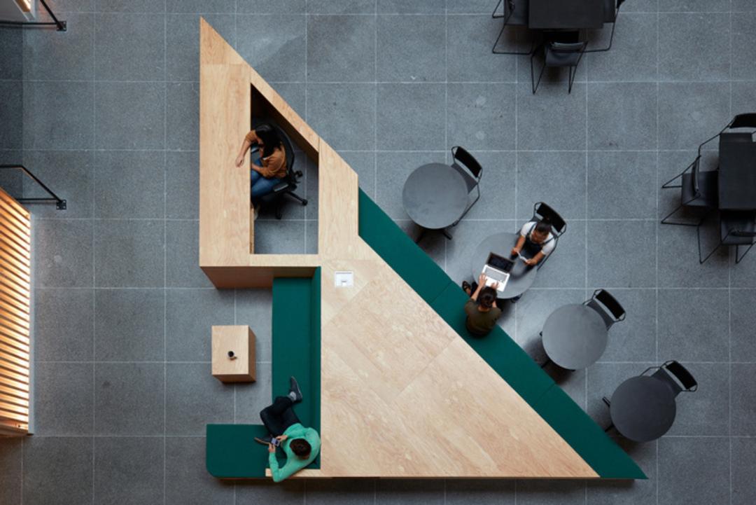 دفتر کار airbnb