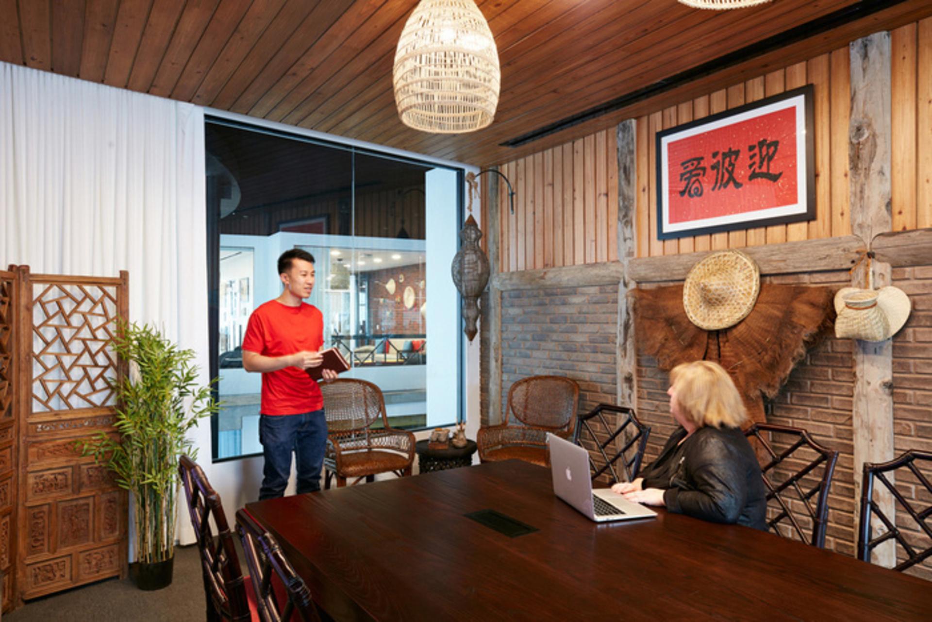 دفتر کار airbnb