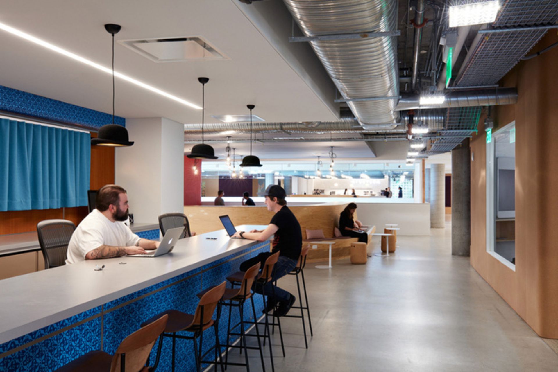 دفتر کار airbnb