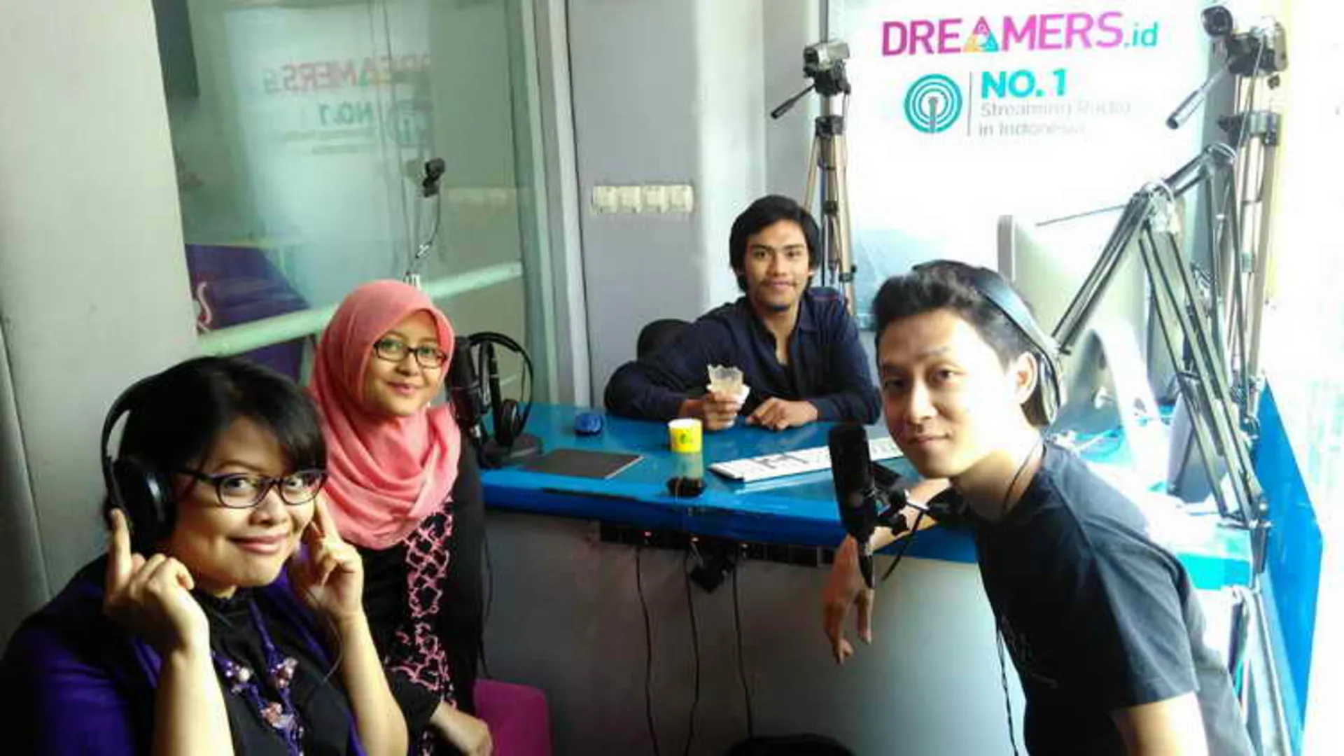 Instead Of Throwing Out This Plastic Wrapper, You Eat It