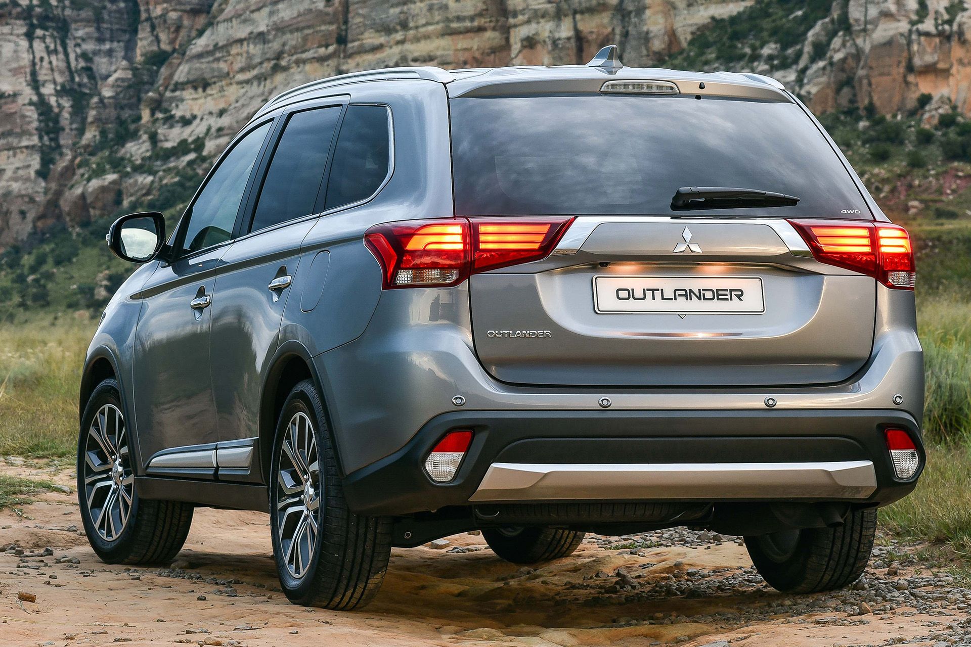 Mitsubishi Outlander 2017 / میتسوبیشی اوتلندر ۲۰۱۷