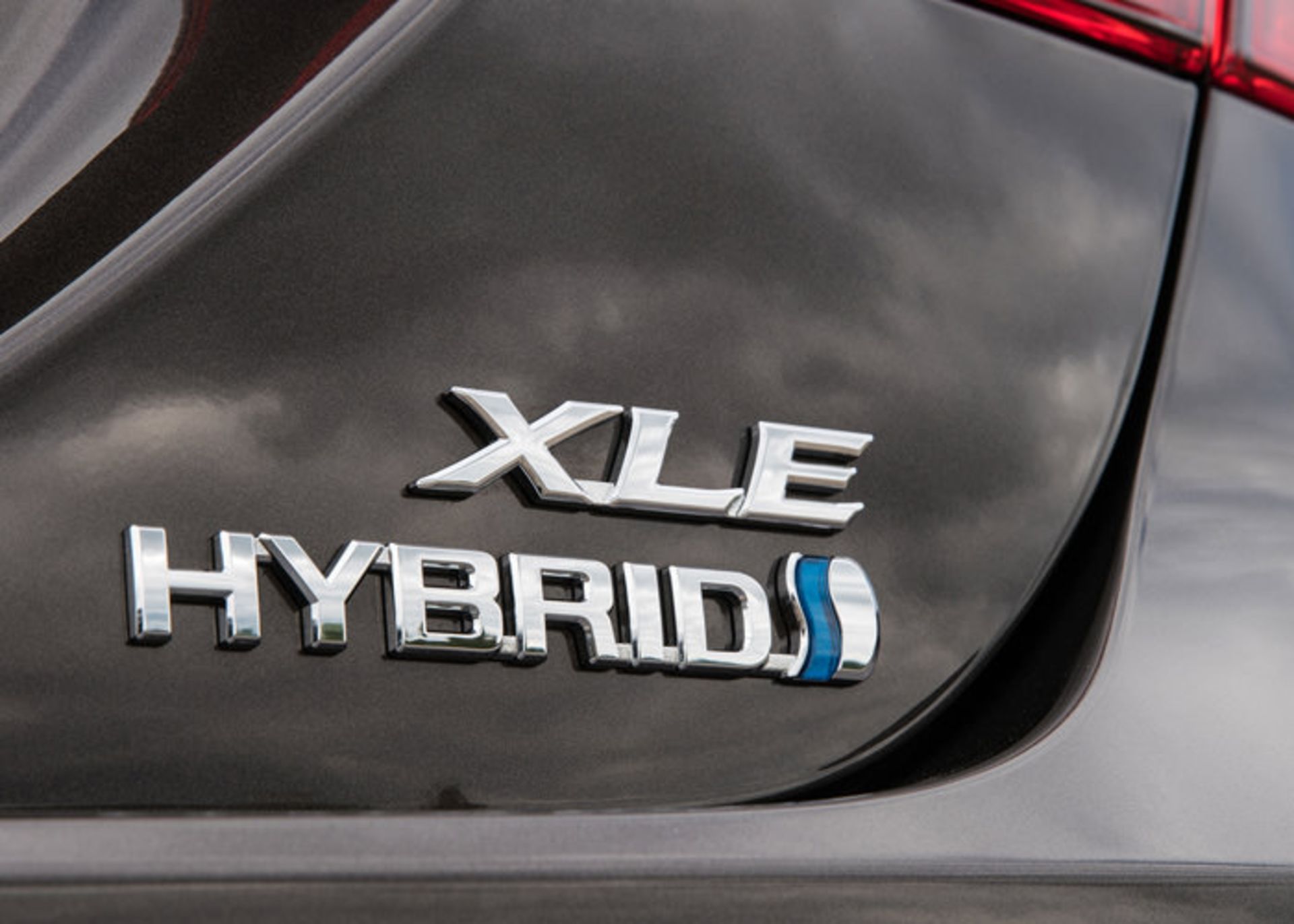 نشان تویوتا کمری هیبرید ۲۰۱۸