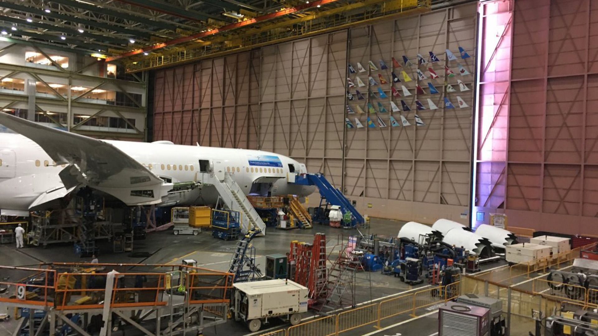 بوئینگ ۷۸۷ خطوط هوایی اتیوپی در کنار نشان شرکت‌های خریدار این هواپیما