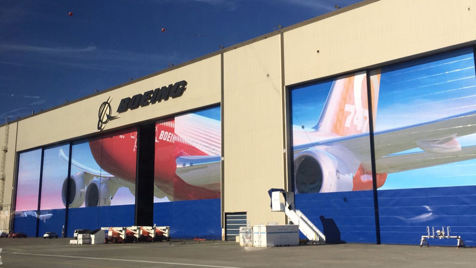 محیط بیرونی کارخانه‌ی هواپیماسازی بوئینگ در اورت