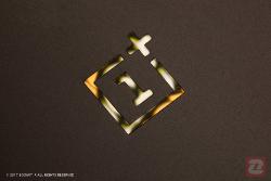 لوگو طلایی وان پلاس OnePlus روی یک دستگاه