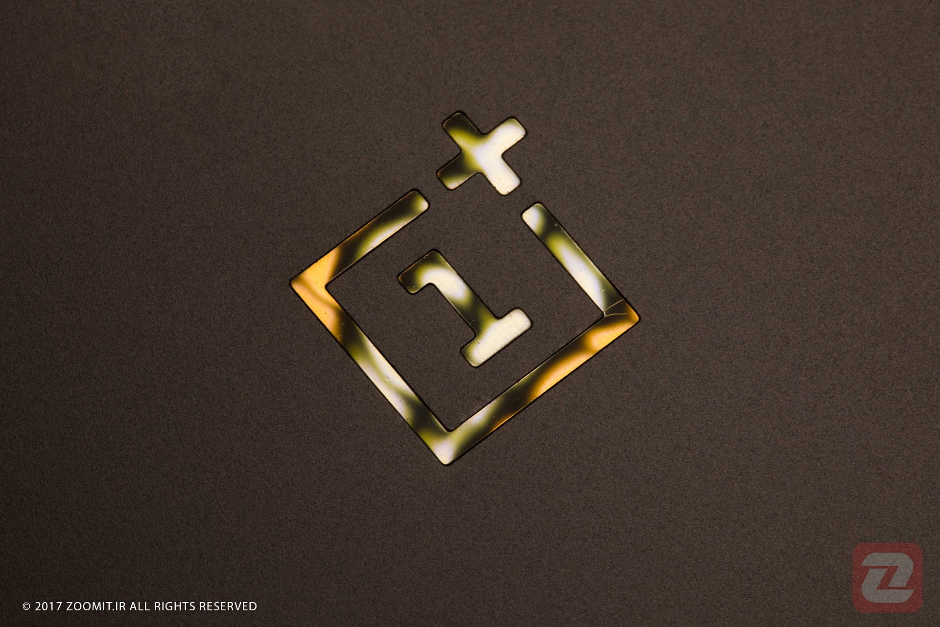 لوگو طلایی وان پلاس OnePlus روی یک دستگاه