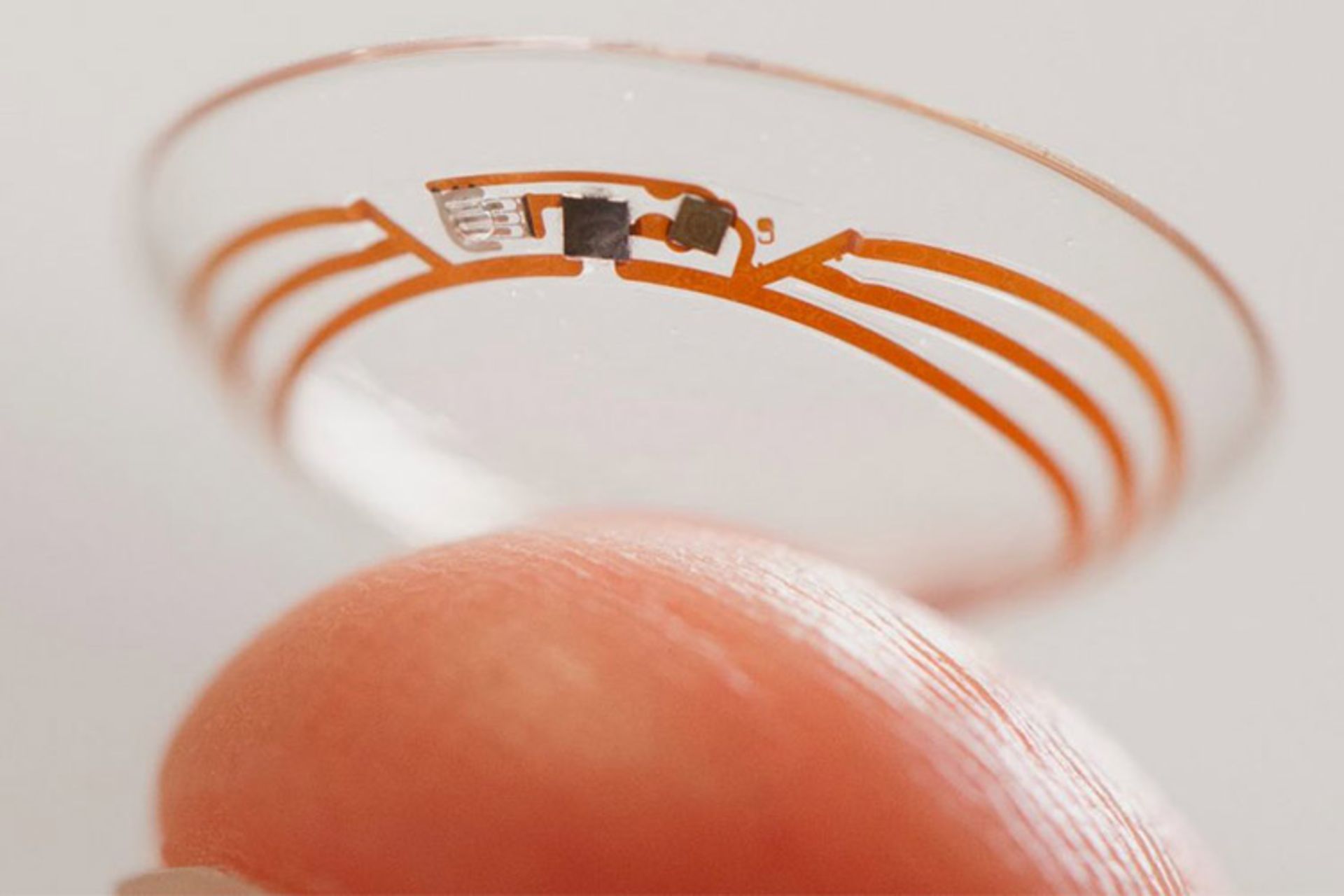 لنز تماسی هوشمند