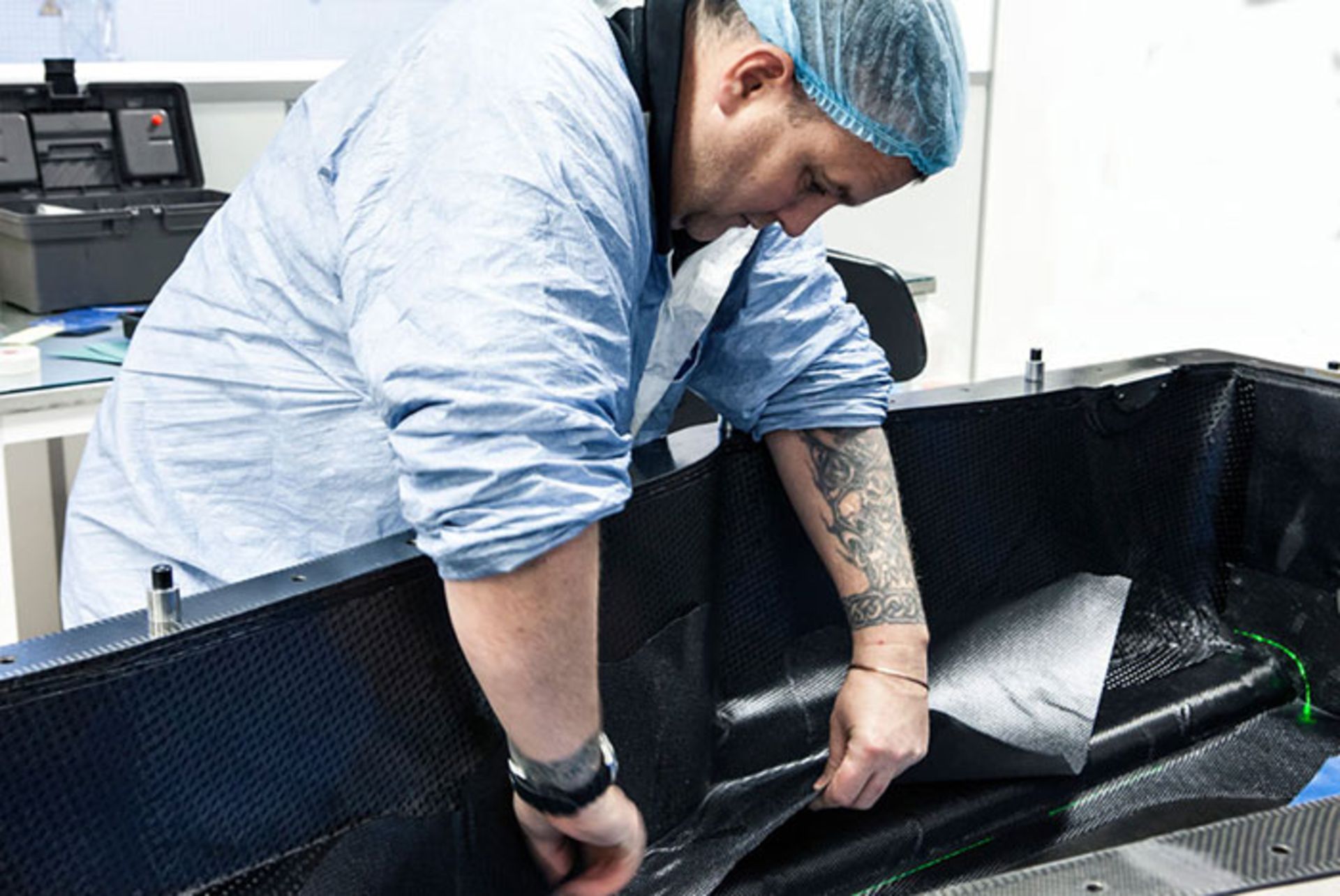 ساخت شاسی فیبر کربنی خودروی رنو