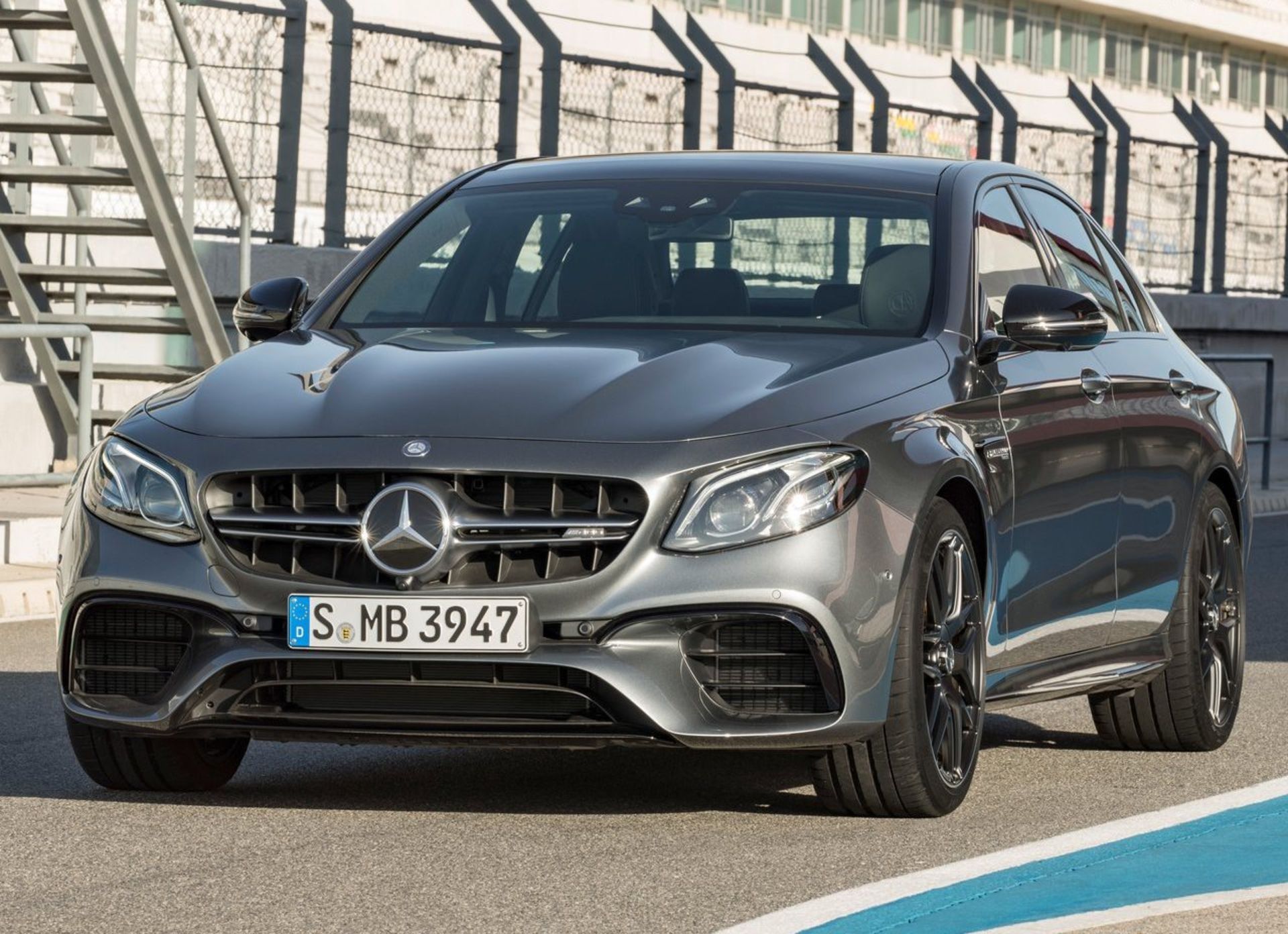 مرسدس  2017 Mercedes Benz AMG E63 S 