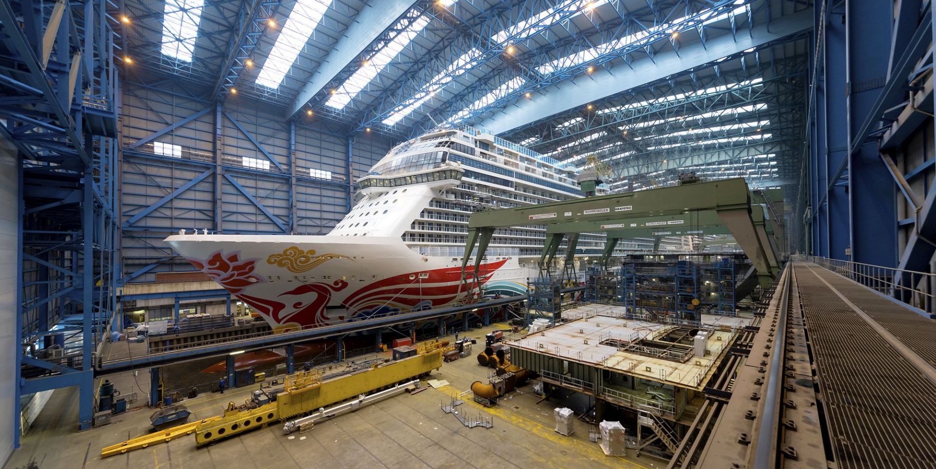 کشتی کروز با پیست رانندگی