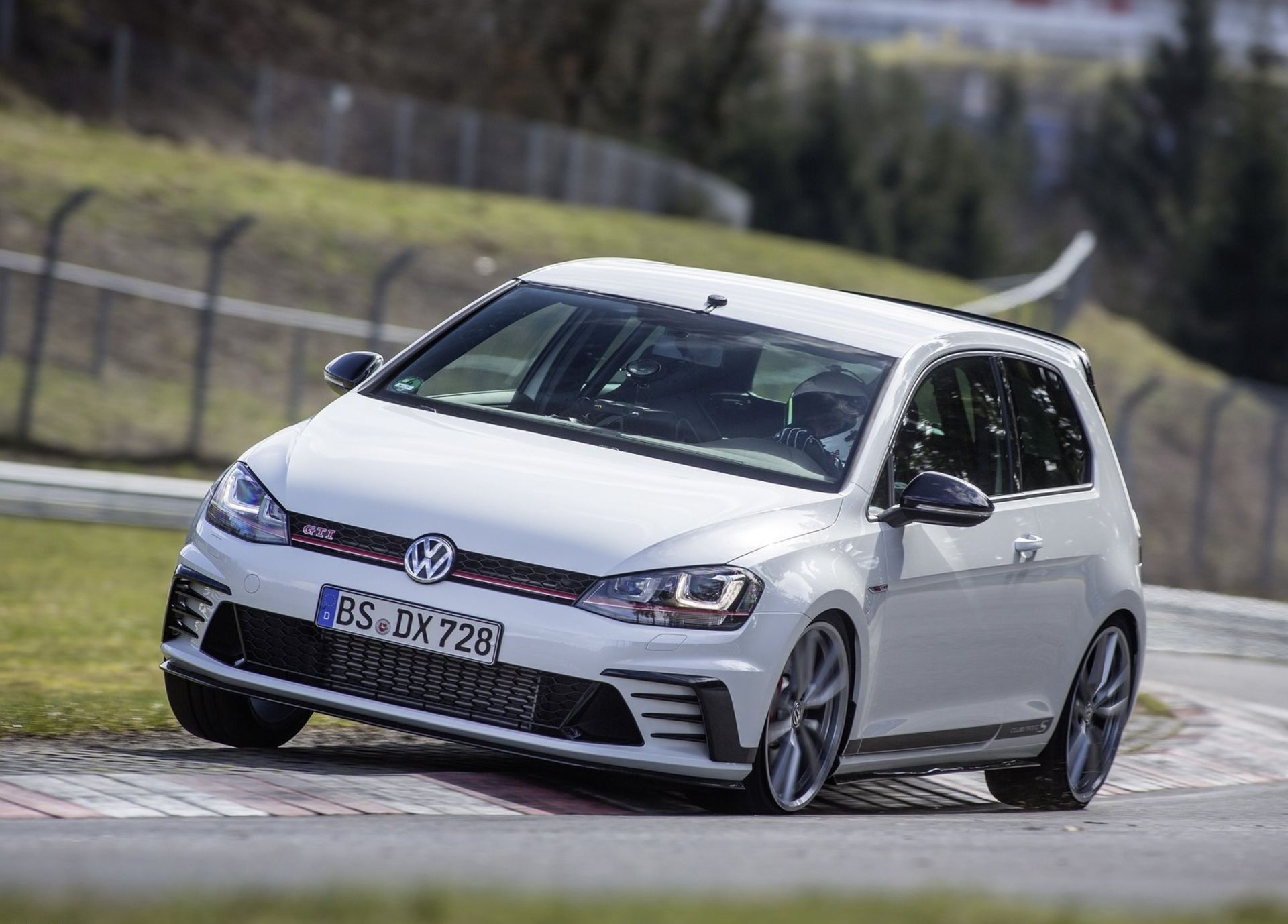 فولکس گلف 2016 Volkswagen-Golf_GTI_Clubsport_S