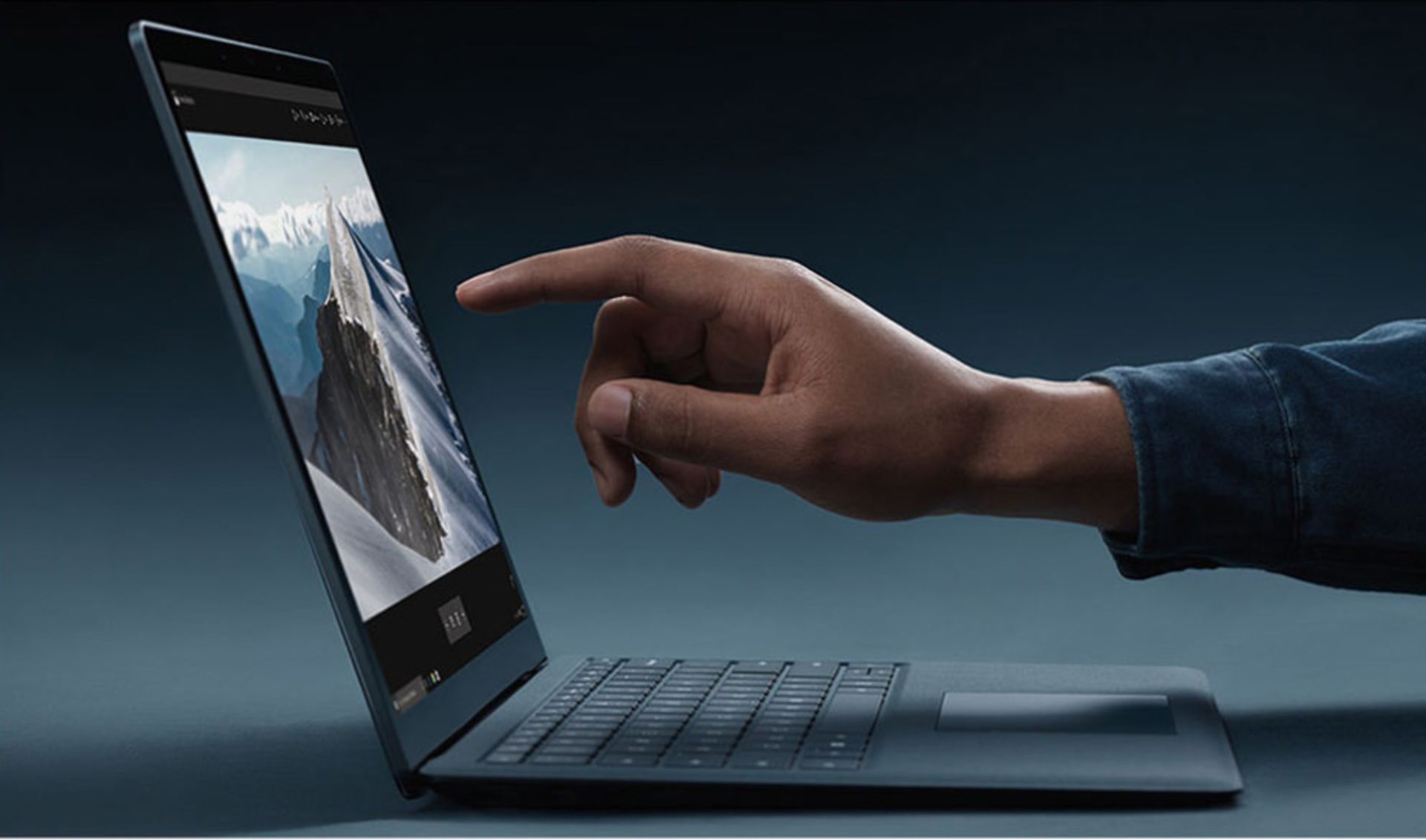 سرفیس لپ‌تاپ آبی