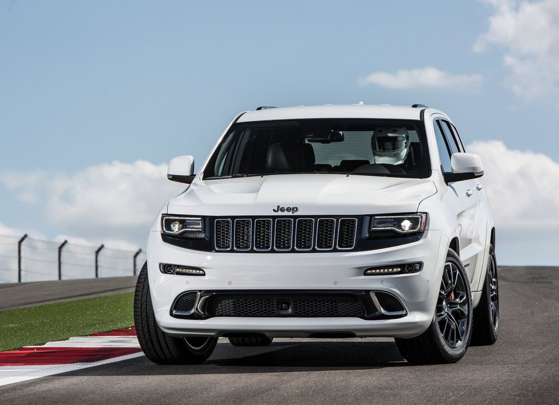 جیپ گرند چروکیJeep grand chrokee SRT