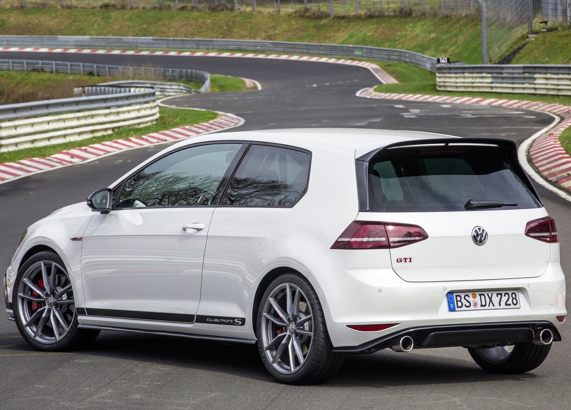 فولکس گلف 2016 Volkswagen-Golf_GTI_Clubsport_S