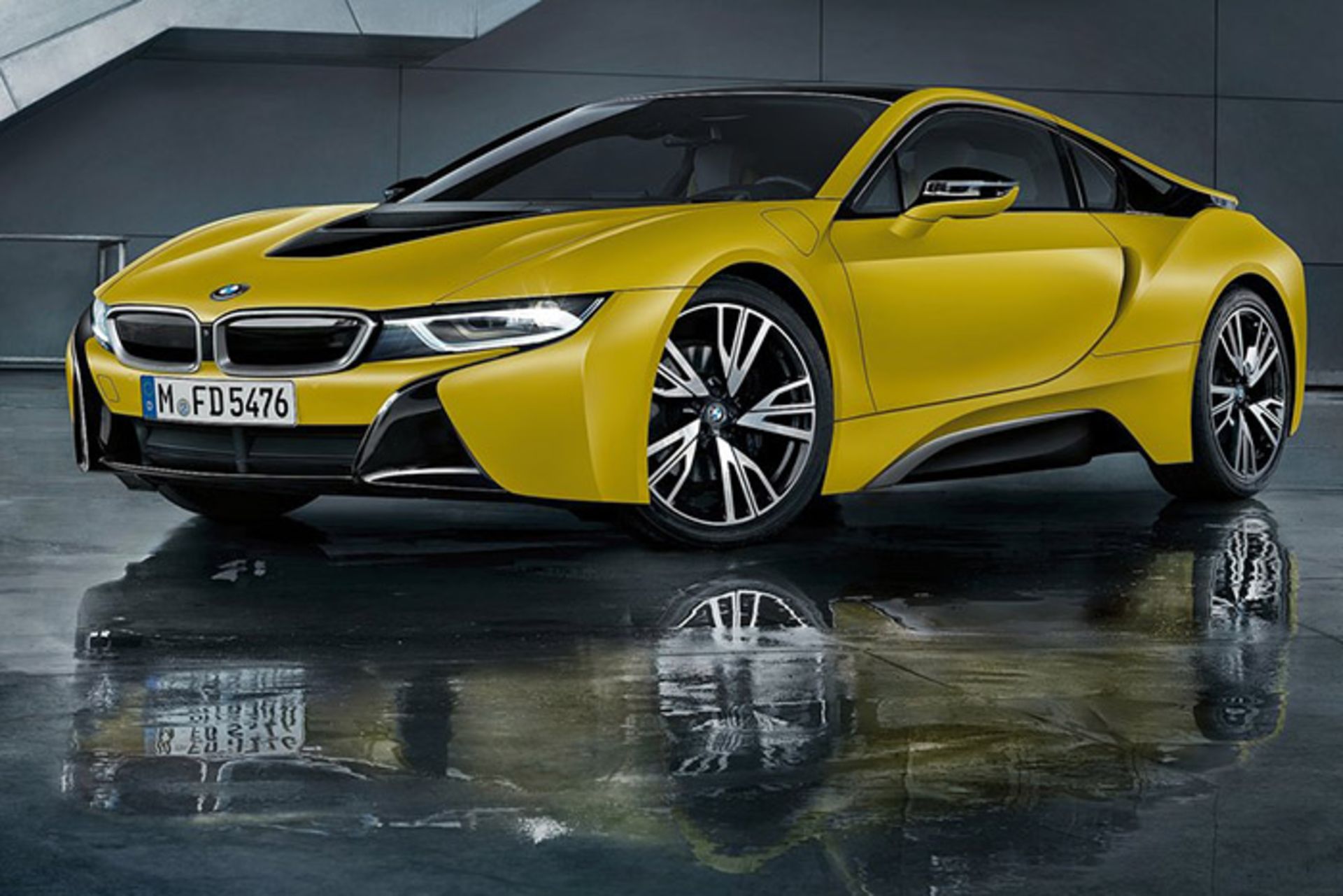 BMW i8 yellow