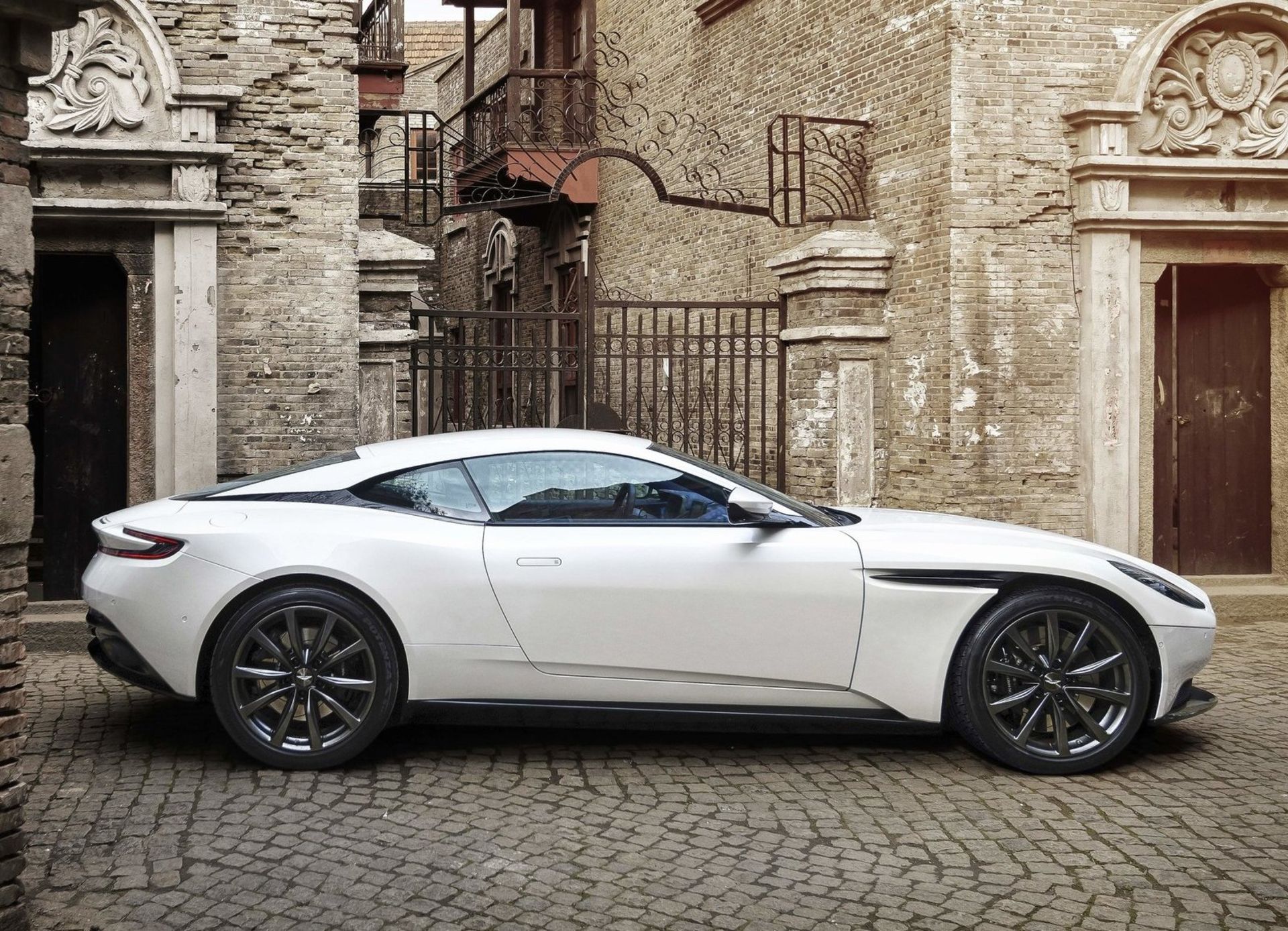 استون مارتین AMG