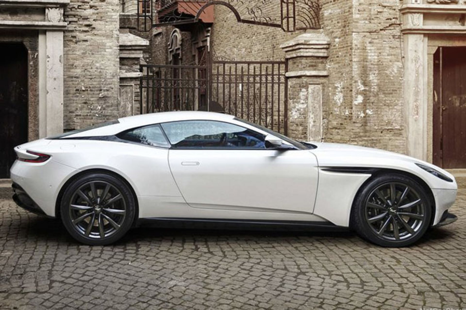 استون مارتین AMG