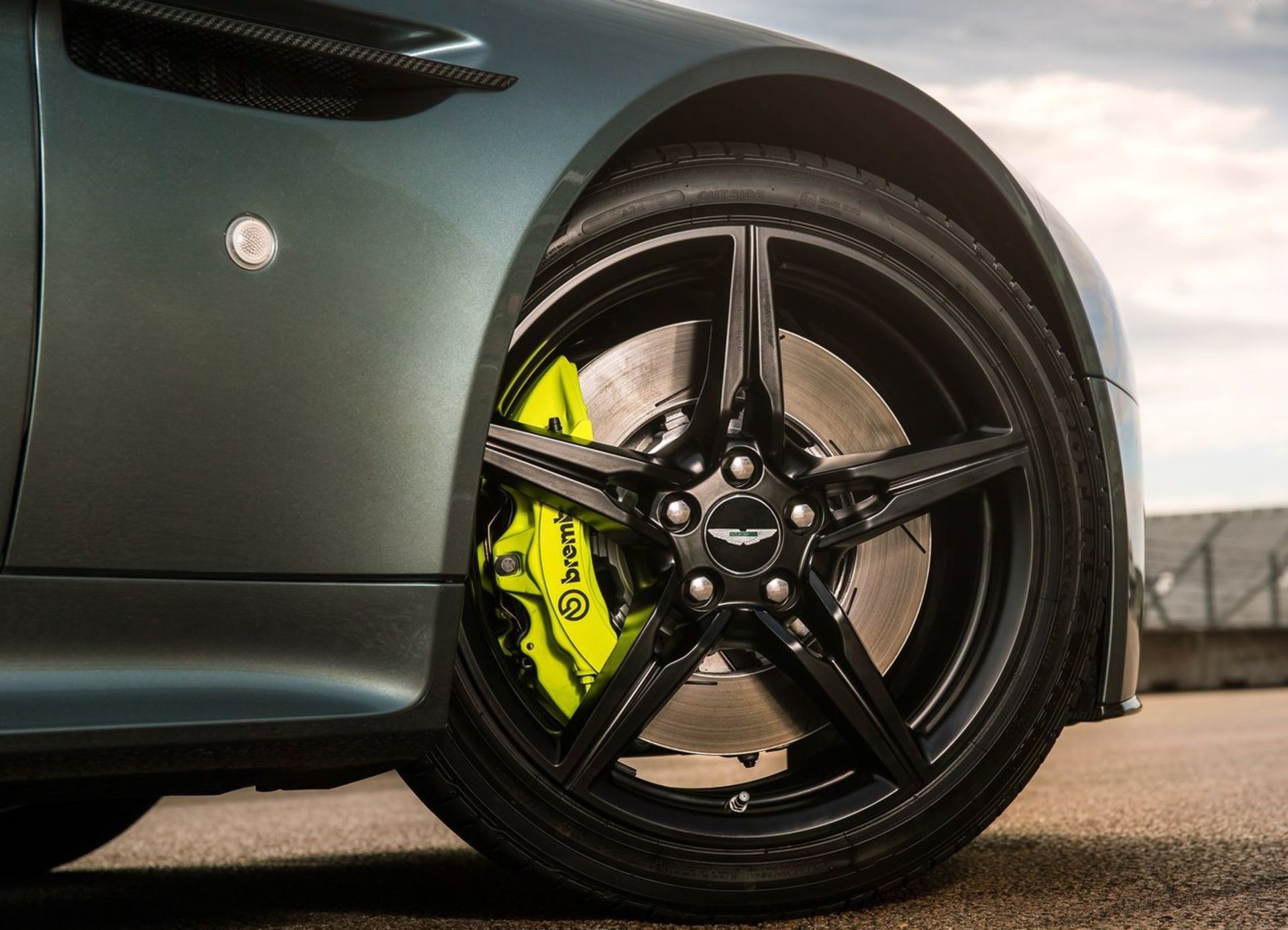 Aston Martin Vantage AMR  2018 