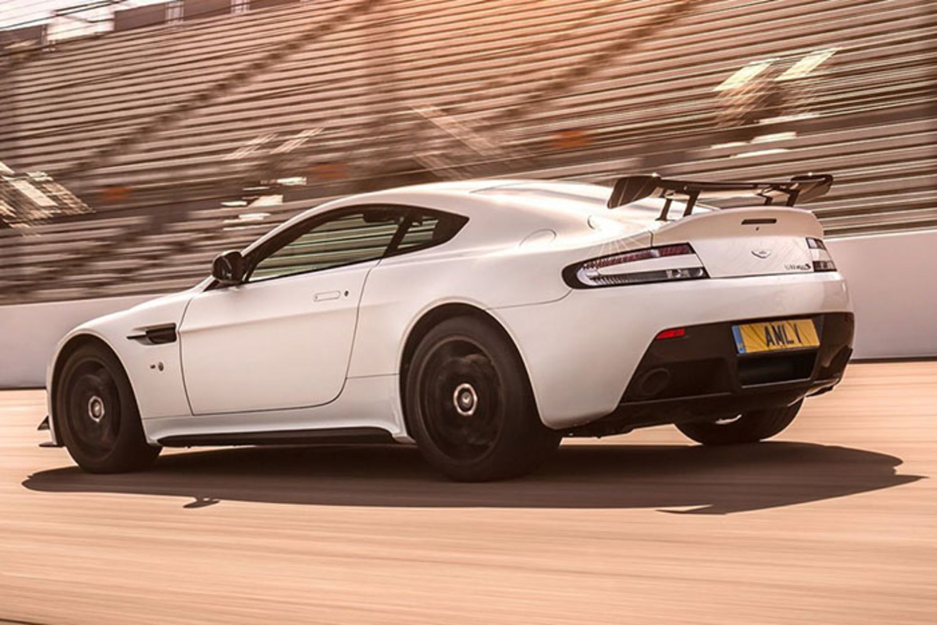 Aston Martin Vantage AMR  2018 