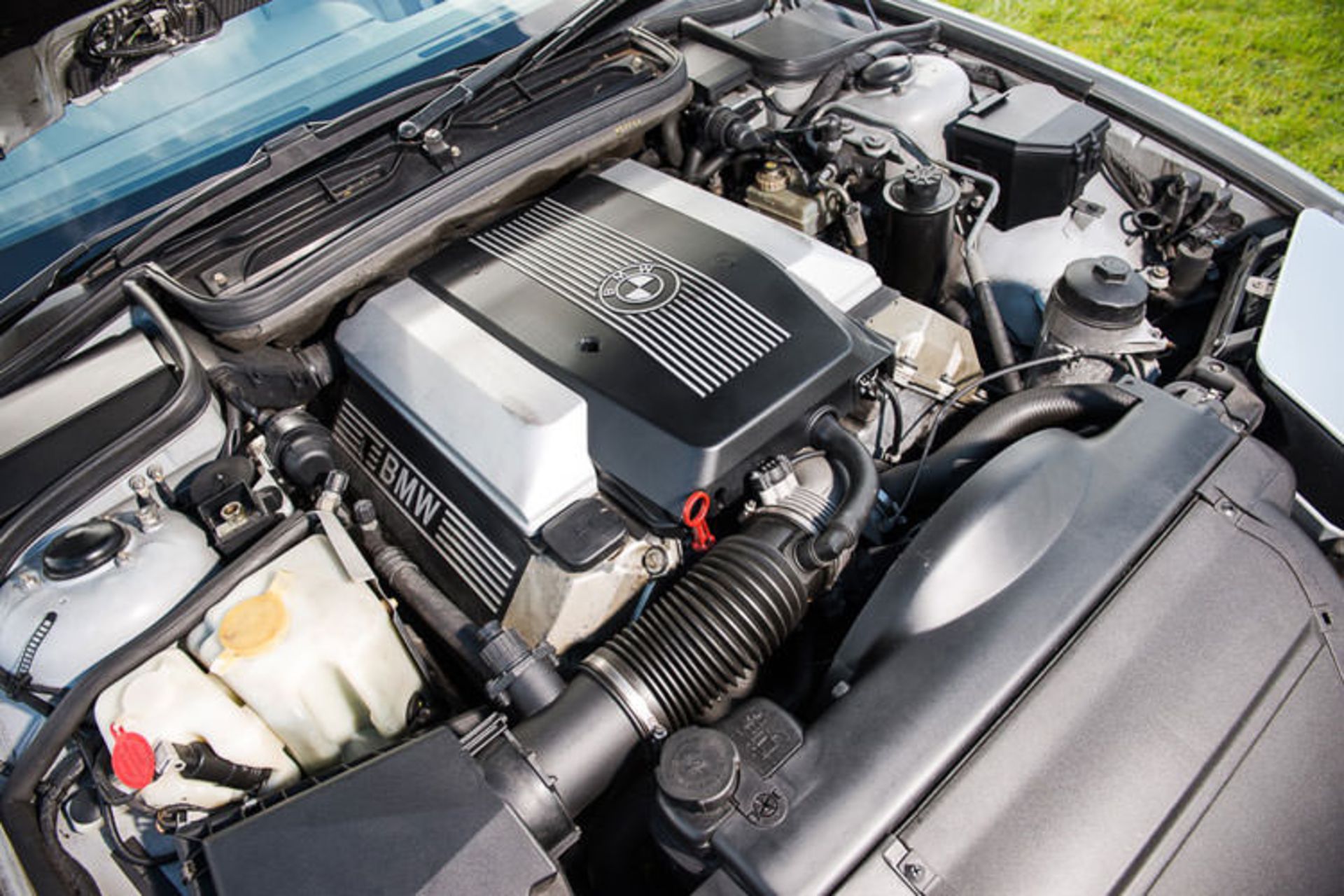 حراج خودروی اسپورت بی‌نظیر BMW 840Ci مدل ۱۹۹۸