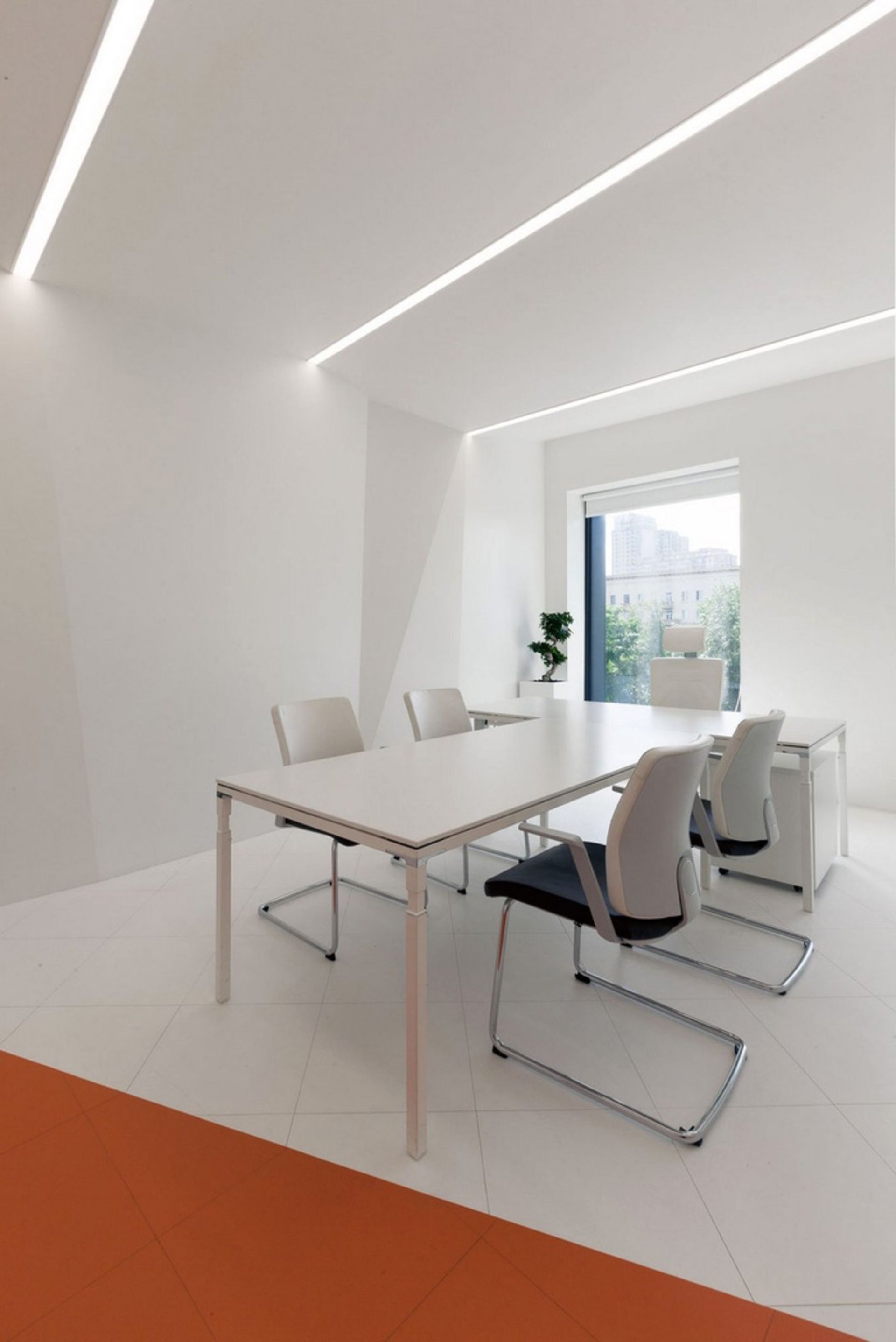 در ادامه نگاهی به تصاویر گرفته‌شده از دفتر کار جدید ویبلی خواهیم انداخت: