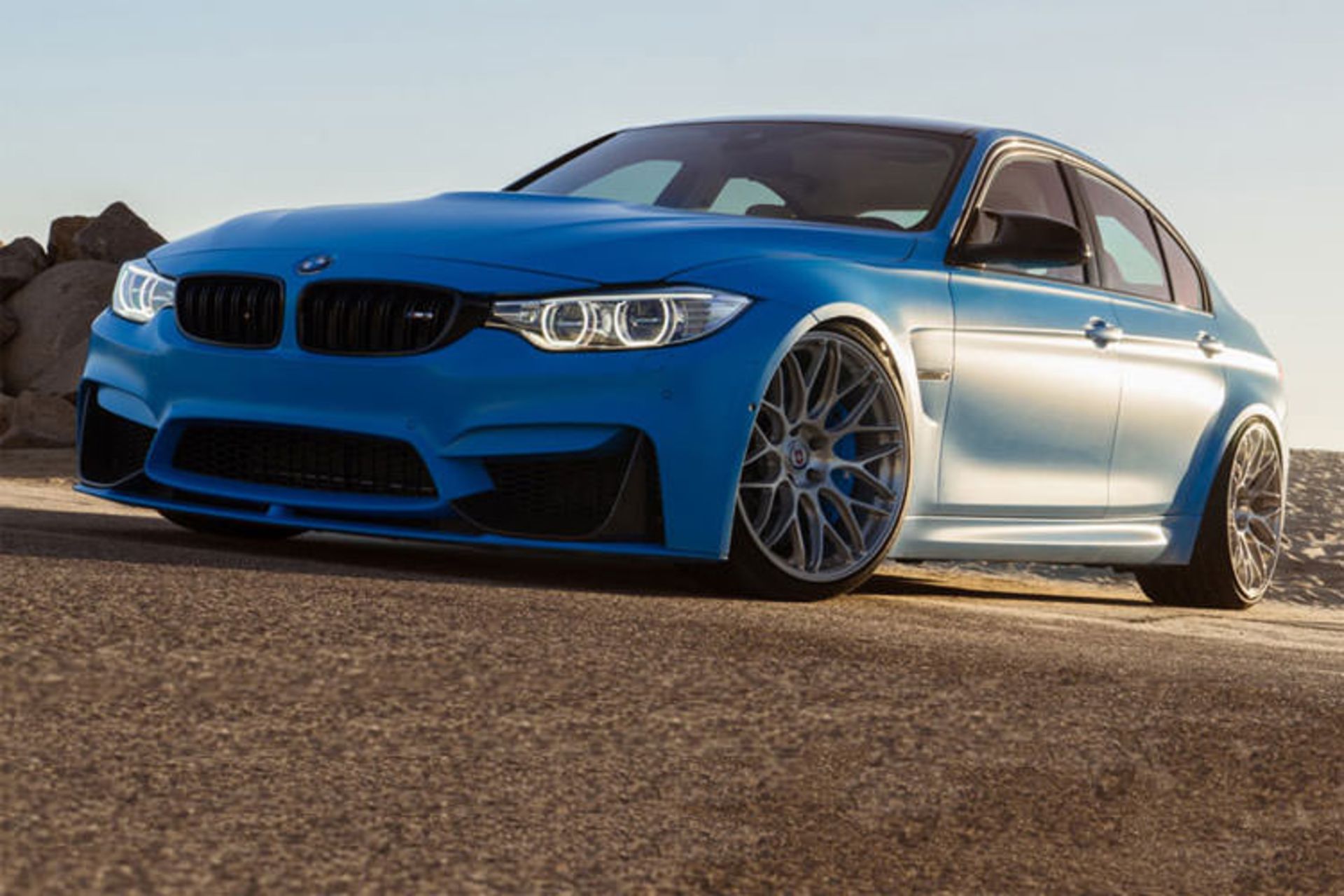 مرجع متخصصين ايران رنگ‌آميزي BMW M3 با آبي ريويرا