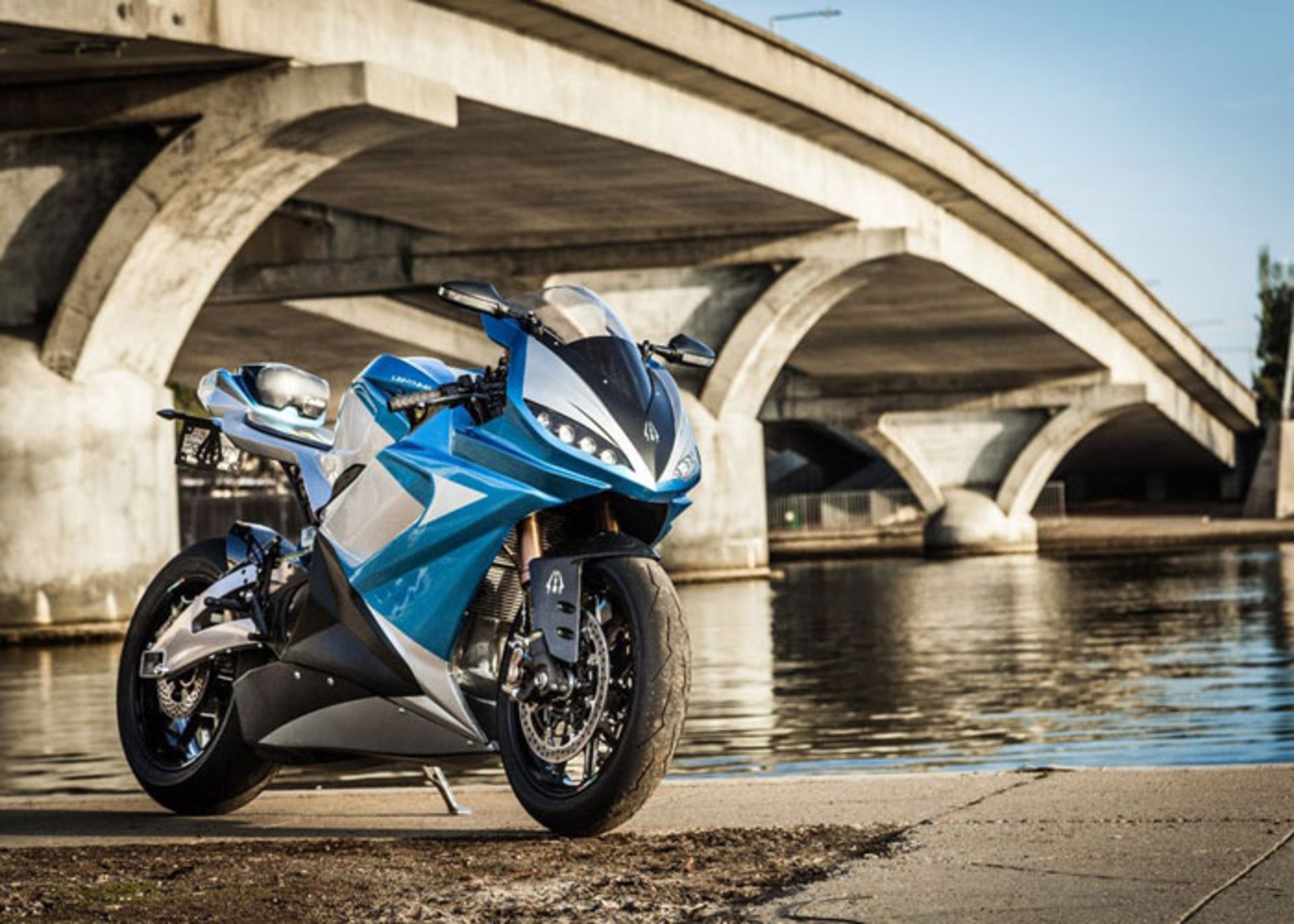 لایتنینگ LS-218