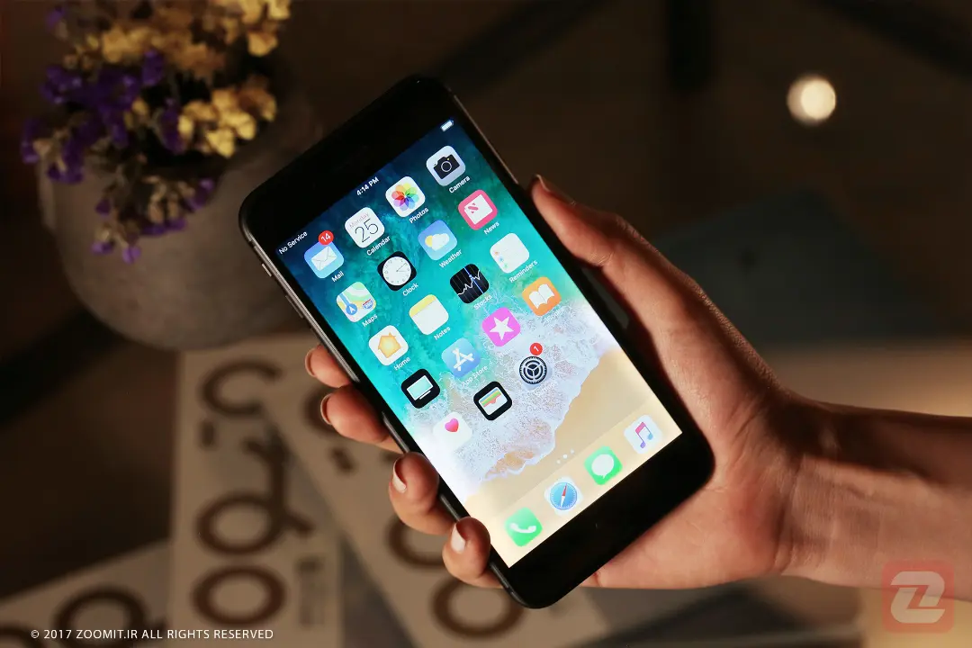 اپل آیفون 8 پلاس / Apple iPhone 8 Plus در دست راست