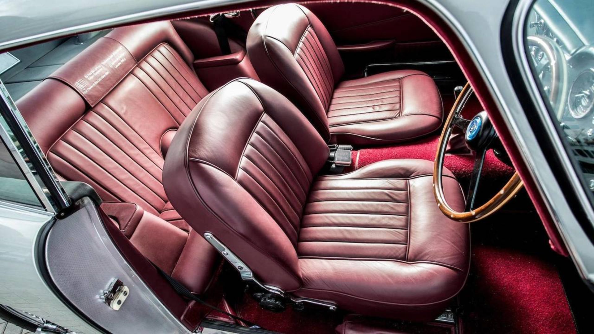 Aston Martin DB5 / استون مارتین