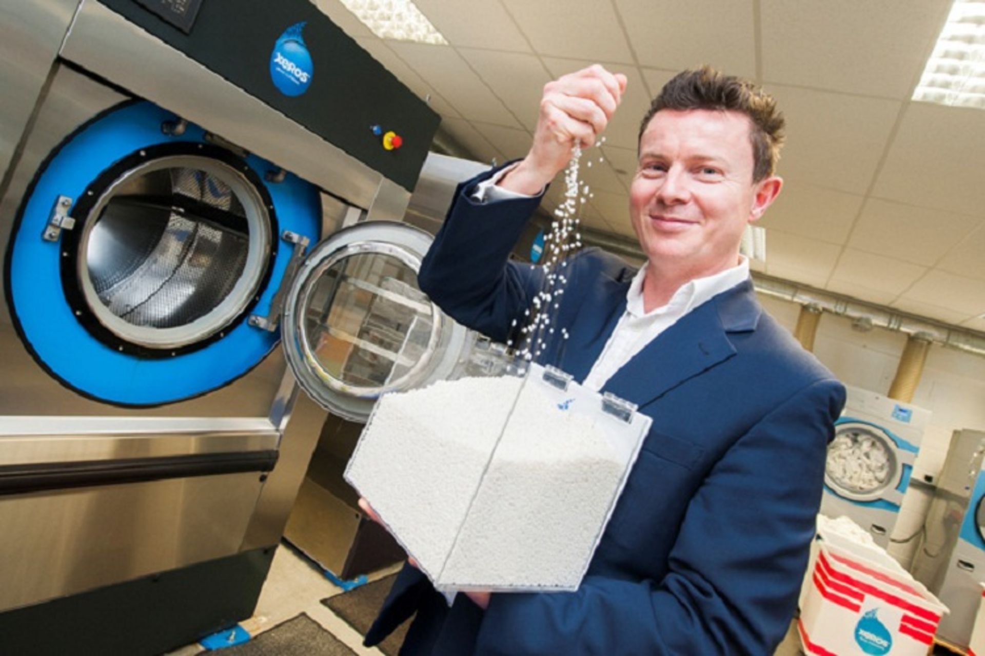 ماشین لباسشویی و دانه‌‌های پلیمری زروس