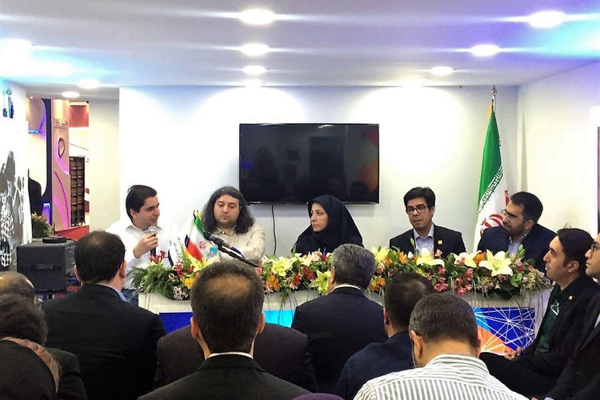 نشست خبری شاتل موبایل