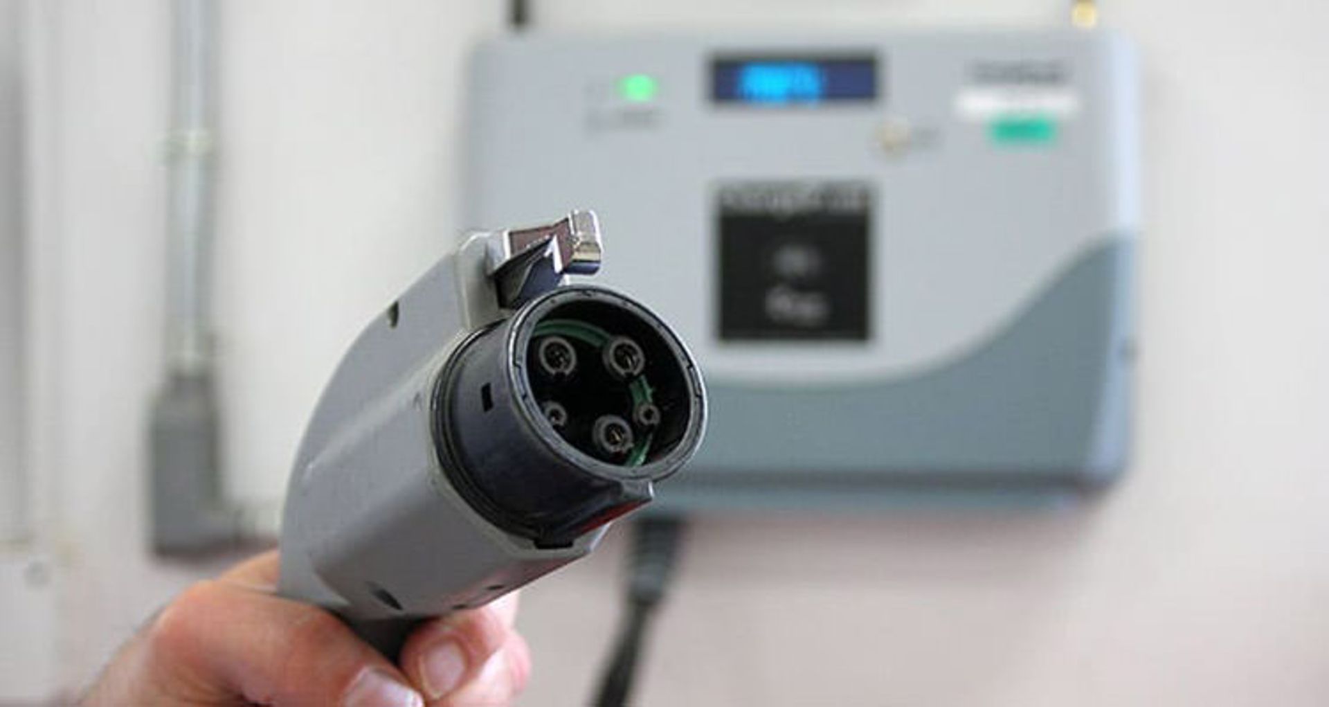 EV charger / شارژر خودروی برقی