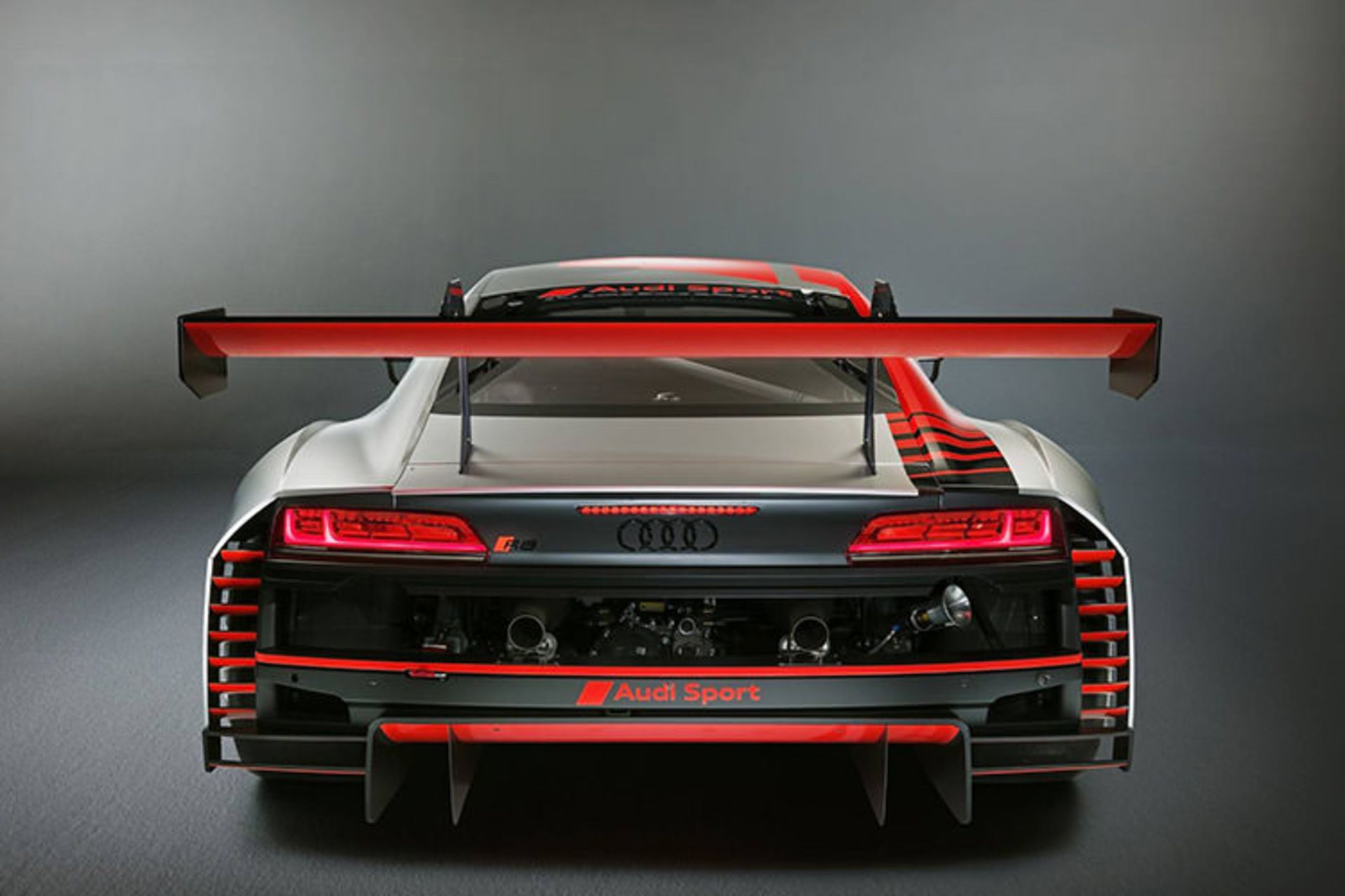 Audi R8 LMS GT3 / خودروی مسابقه‌ای آئودی R8 LMS GT3