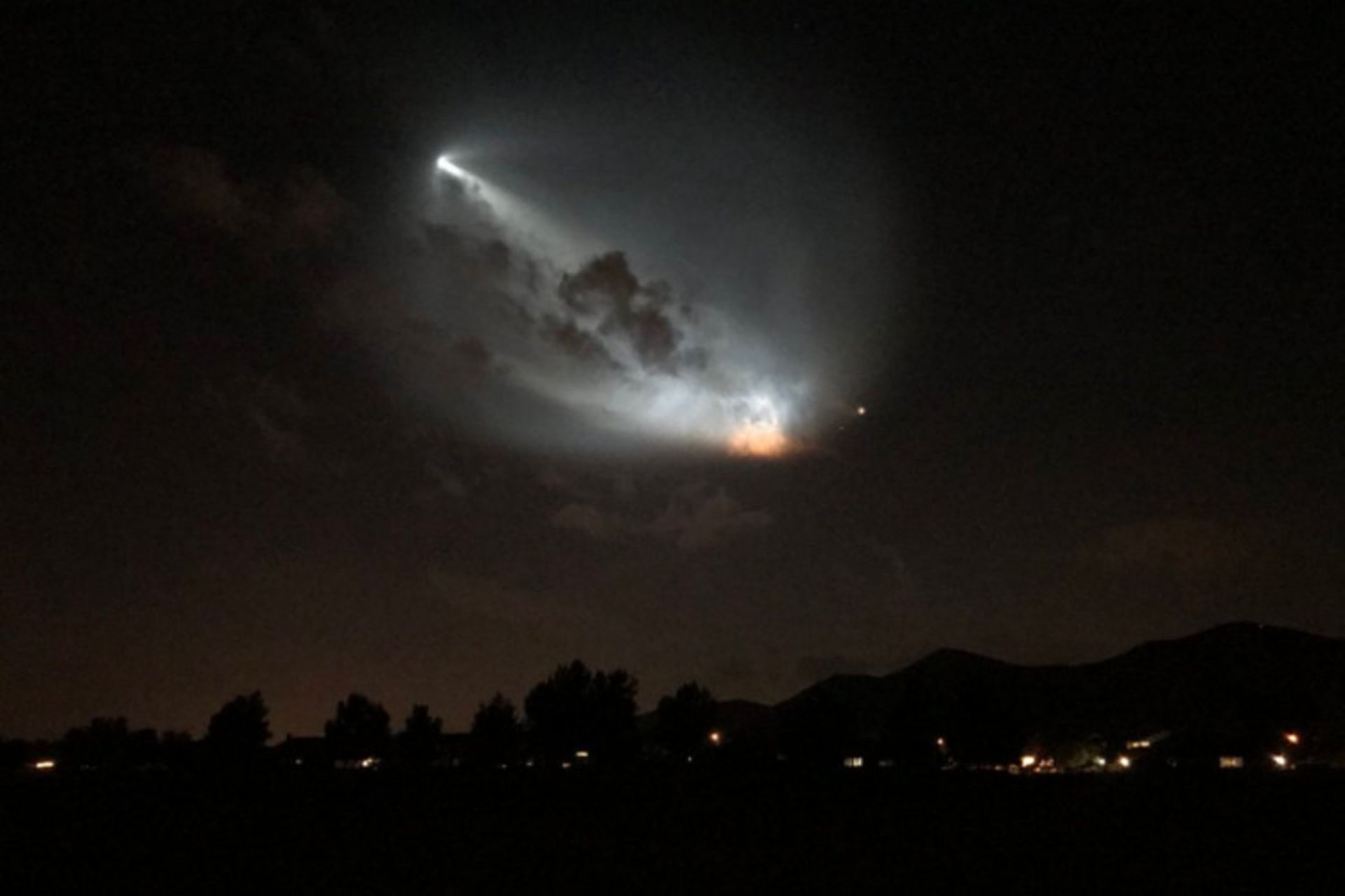 تصویری که شاید هرگز دوباره نتوان از حیاط خلوت خانه مشاهده کرد