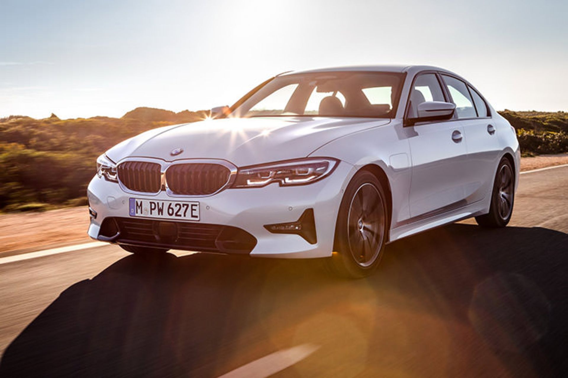 BMW 3-Series 330e plugin hybrid car / بی ام و سری 3 خودروی پلاگین هیبریدی