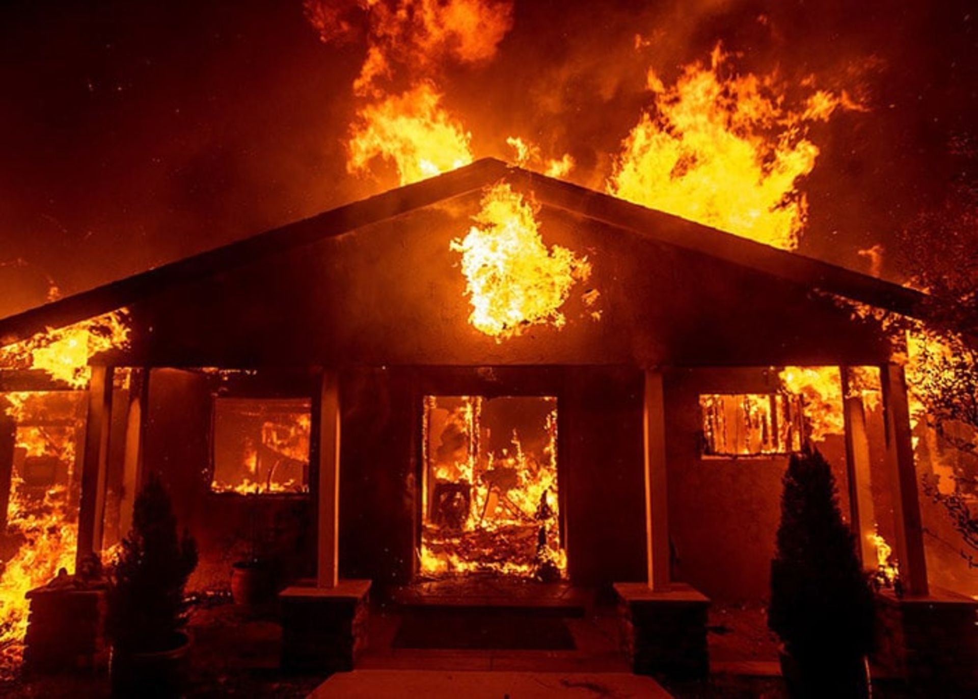 آتش سوزی کمپ فایر در کالیفرنیا