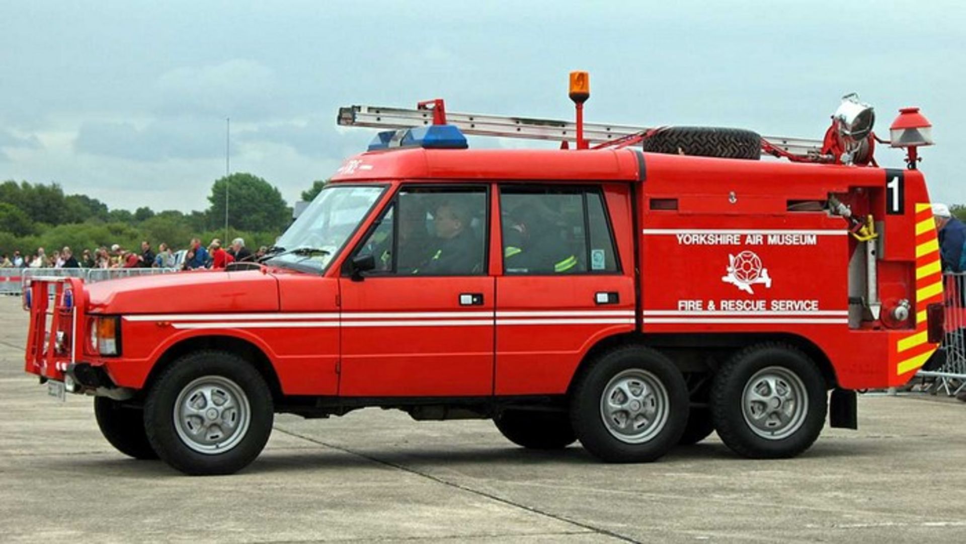 Range Rover TACR2 six-wheel fire engine