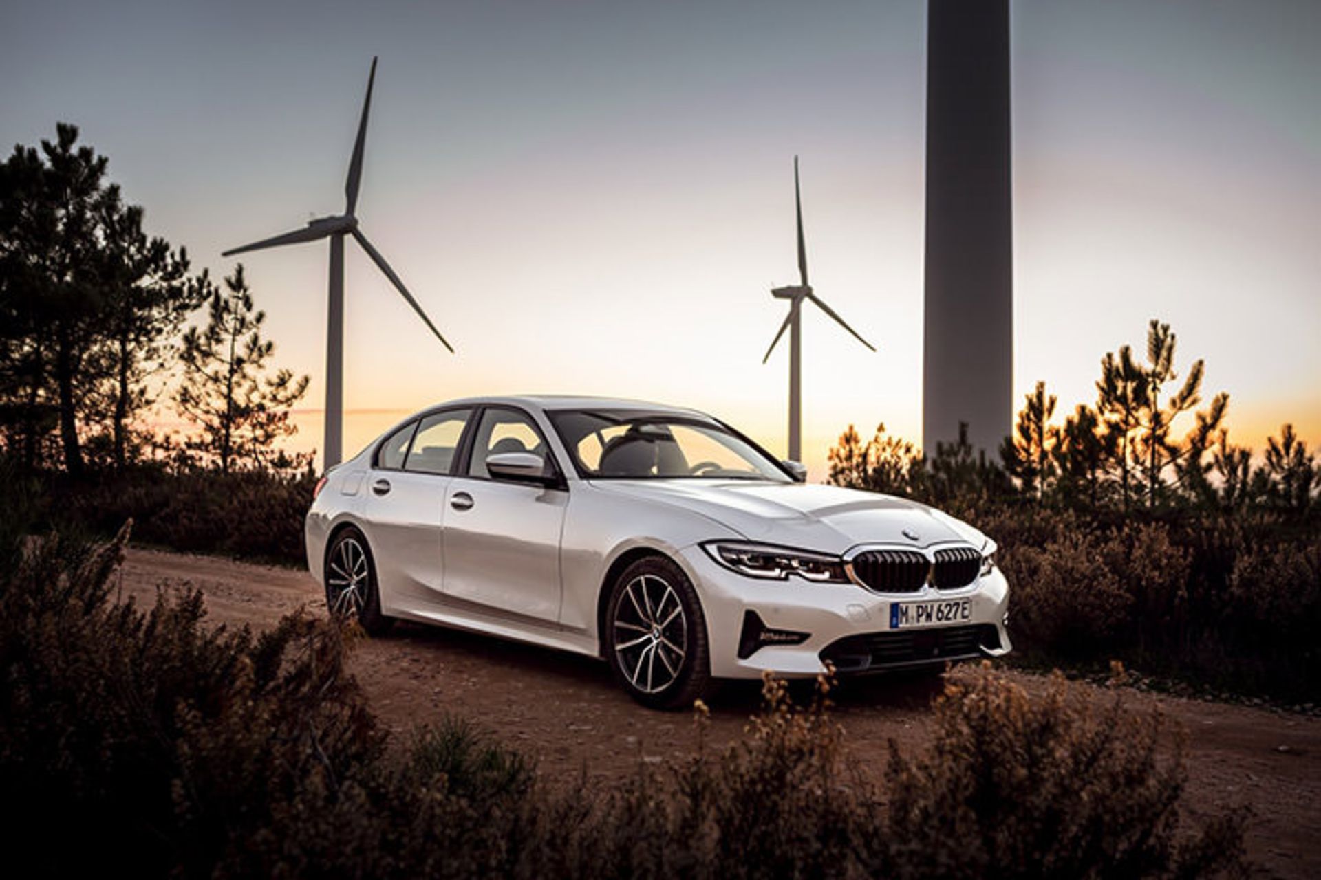 BMW 3-Series 330e plugin hybrid car / بی ام و سری 3 خودروی پلاگین هیبریدی