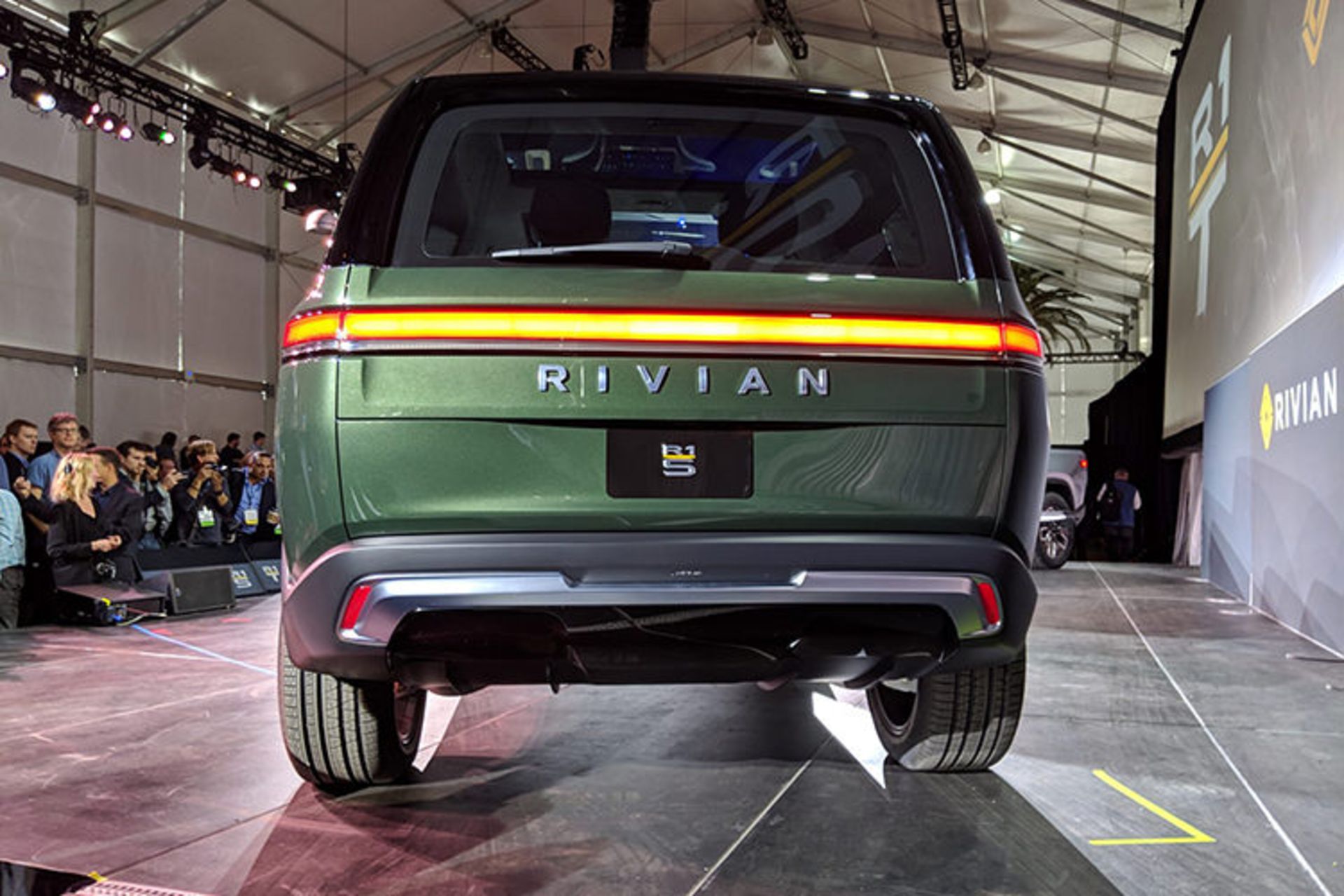 Rivian R1S all-electric SUV / شاسی بلند تمام الکتریکی ریوین R1S