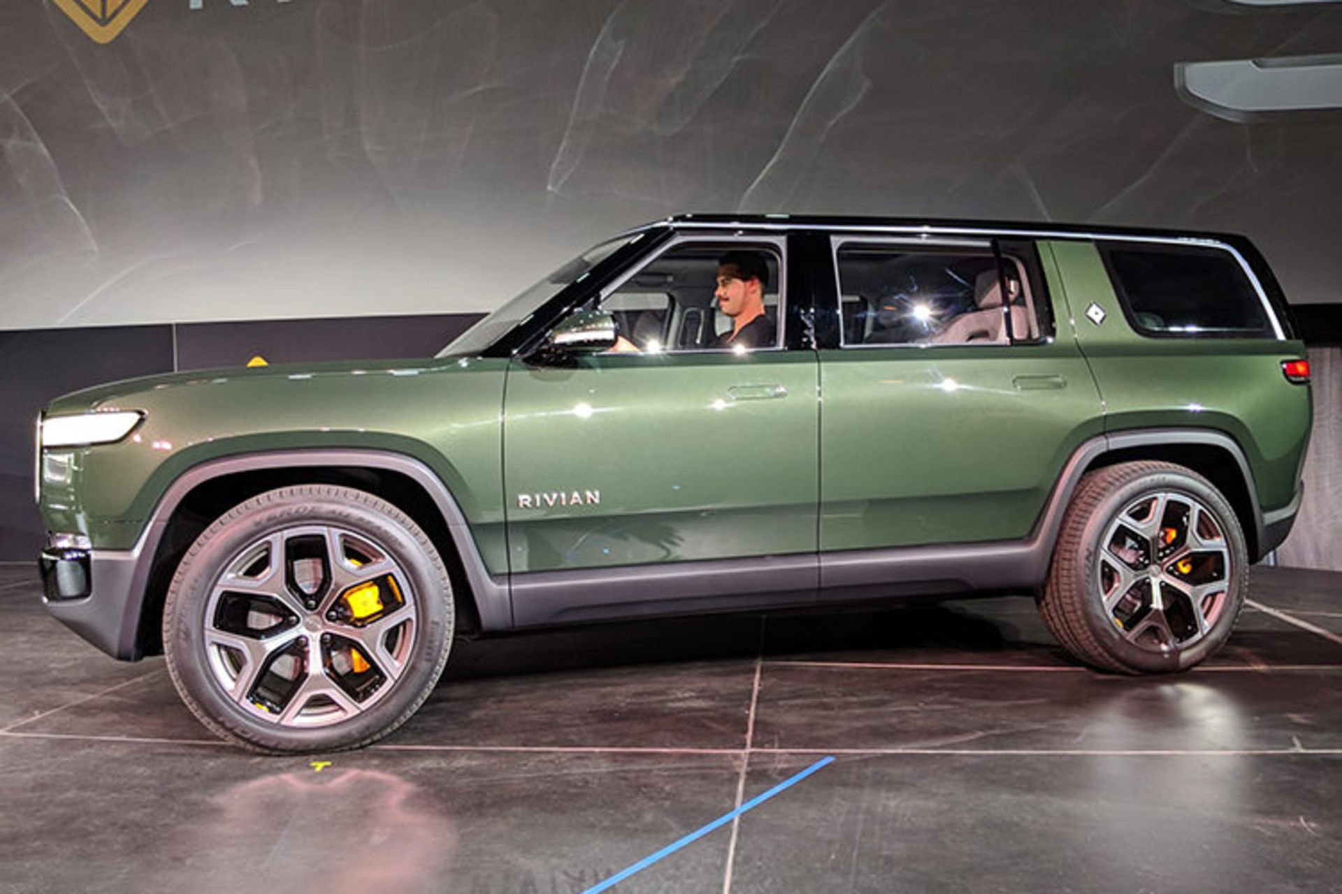 Rivian R1S all-electric SUV / شاسی بلند تمام الکتریکی ریوین R1S