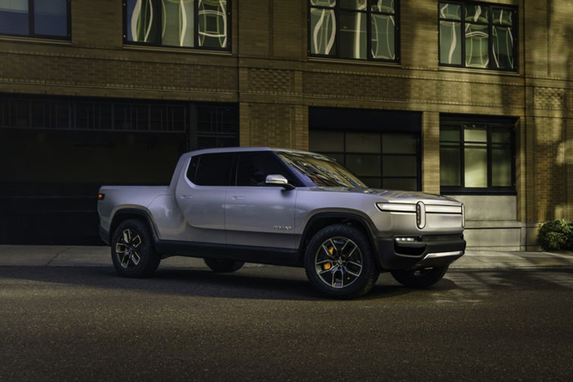 Rivian R1T electric pickup / وانت پیکاپ برقی ریوین 
